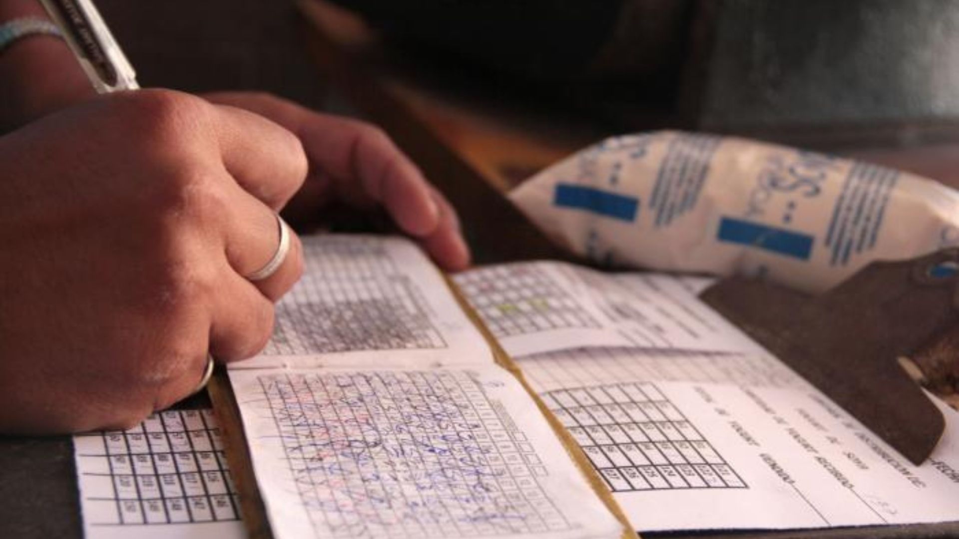Cubanos que se ausenten más de dos meses del país serán dados de baja de la libreta