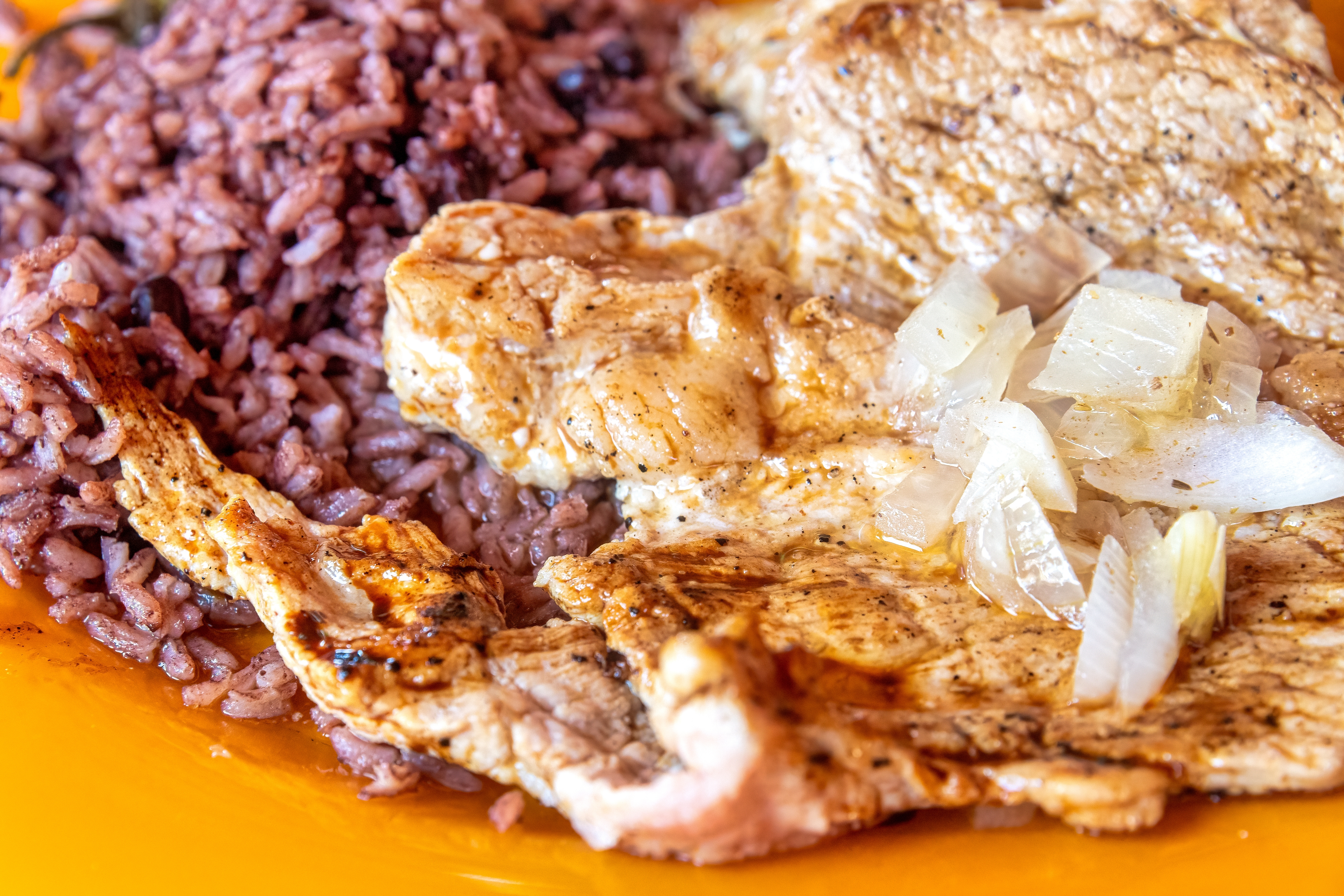 Cubanos responden: ¿Desde cuándo no te comes un congrí con cerdo?