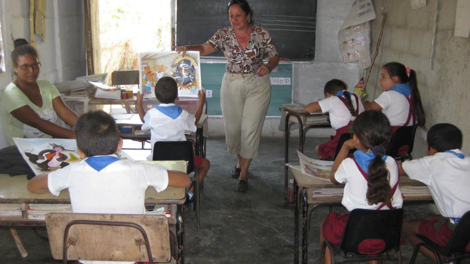 Díaz-Canel condecora a maestros mientras el régimen desatiende la educación 