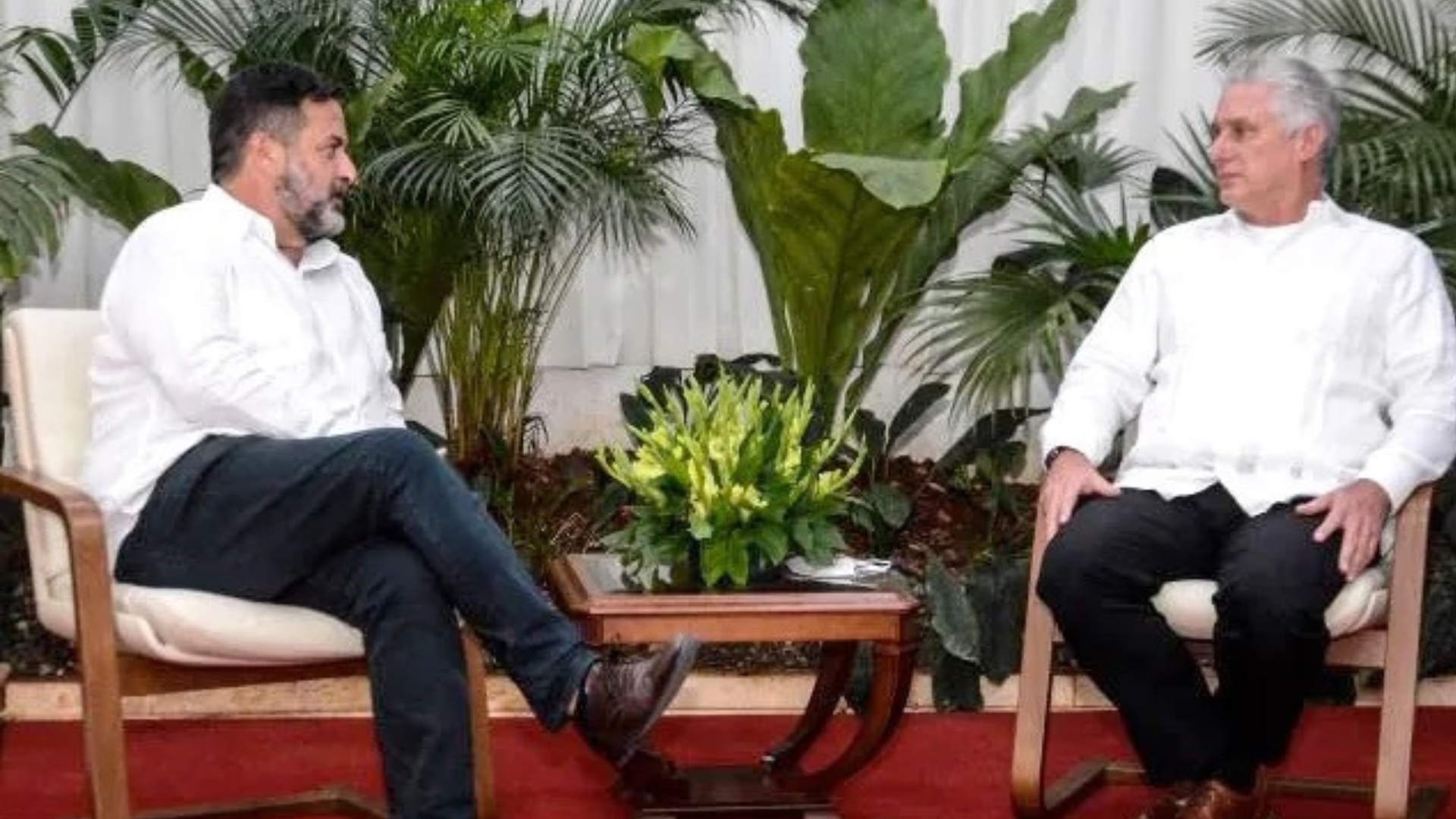 Díaz-Canel consuela a aliado Manu Pineda tras perder elecciones al Parlamento Europeo
