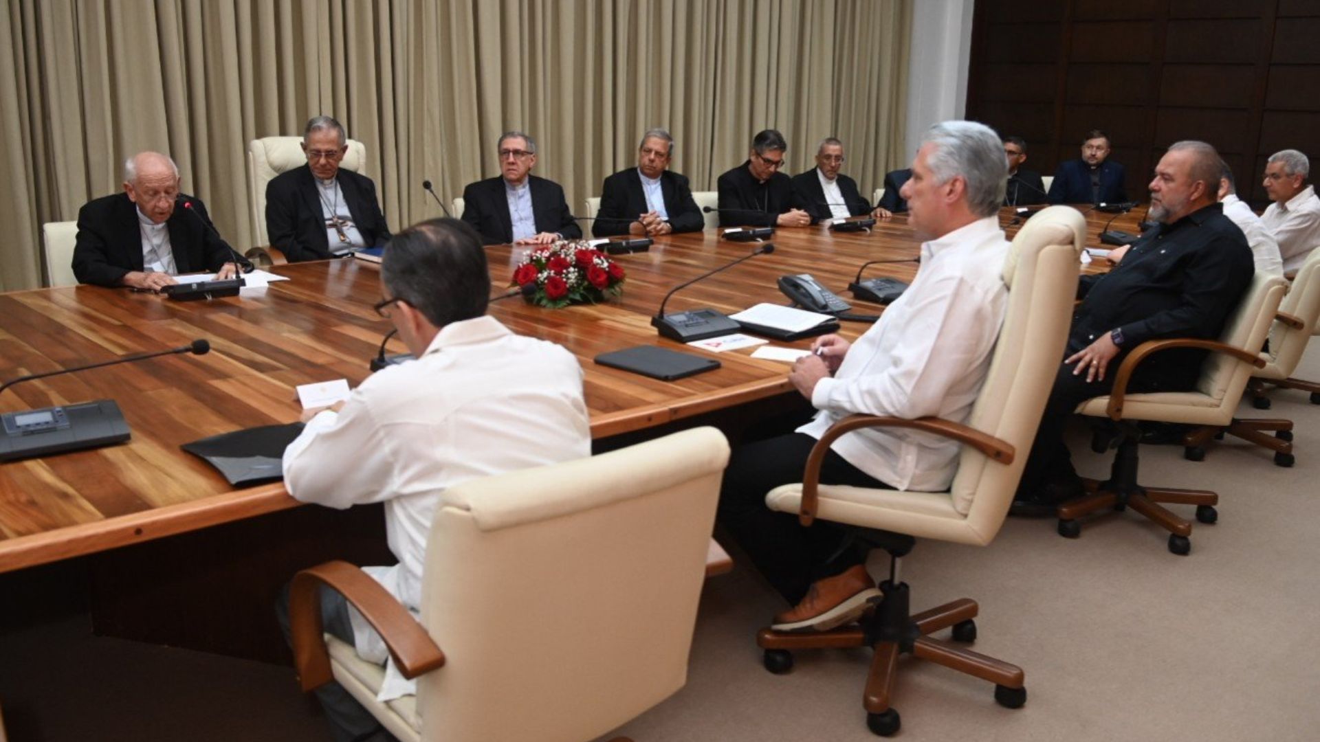Díaz-Canel se reúne con obispos católicos cubanos en Palacio de la Revolución