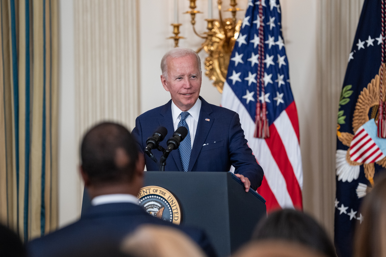 Demandan al programa de patrocinio de Biden para dar visas a migrantes de Cuba y Venezuela