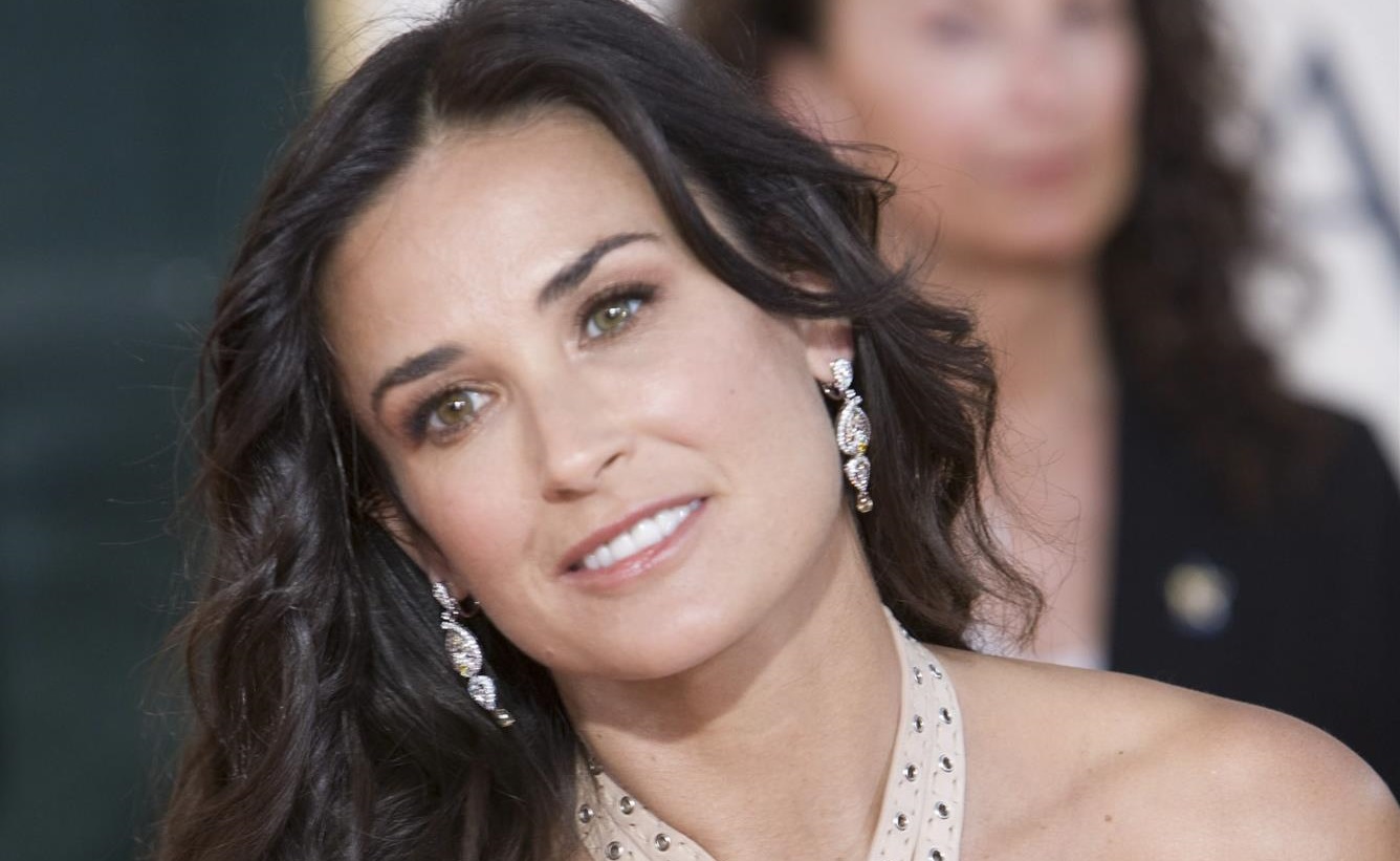 Demi Moore presume espectacular bikini a sus 60 años, y la llaman "abuela sexy"