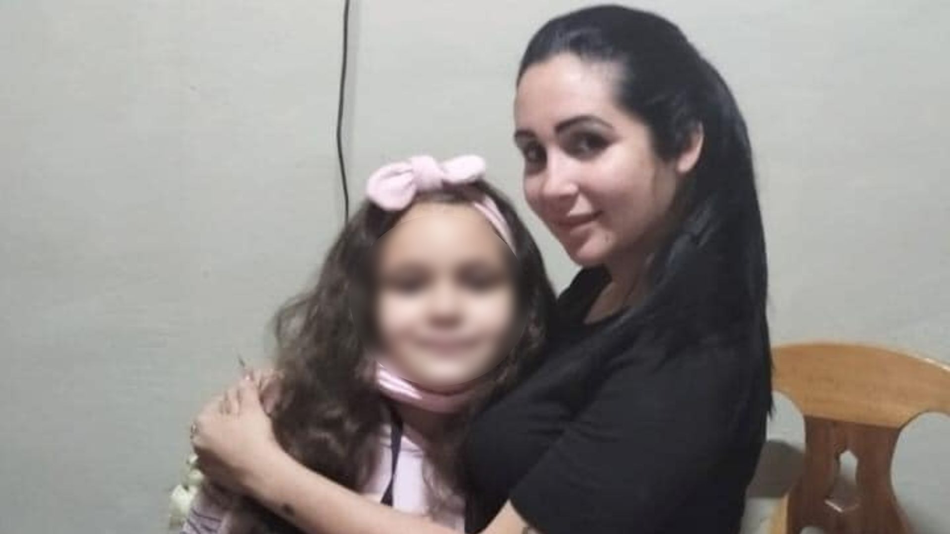 Denuncia: Régimen cubano no permite que una hija se siente en las piernas de su madre, presa política
