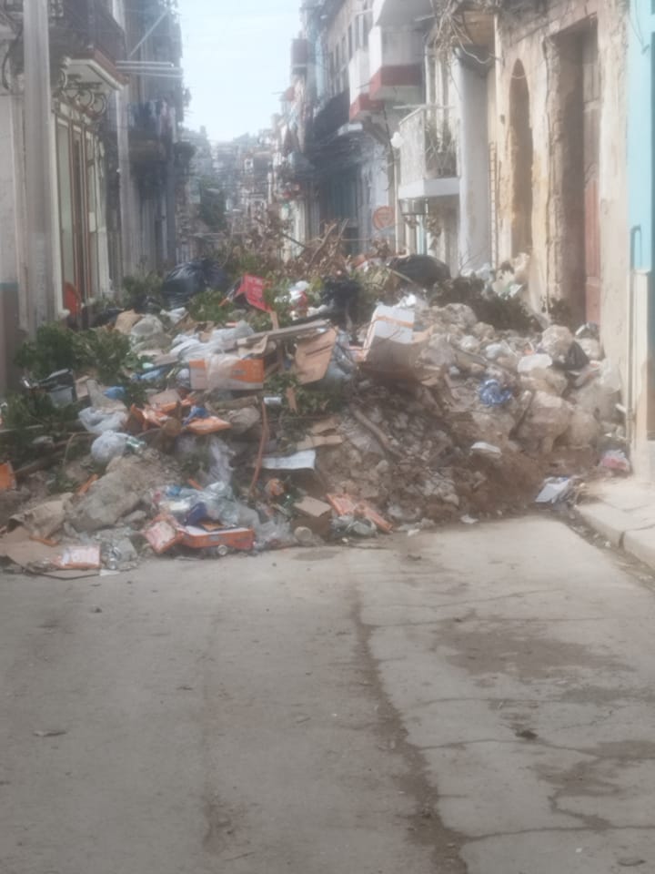 Denuncian basurero de varias semanas en Centro Habana