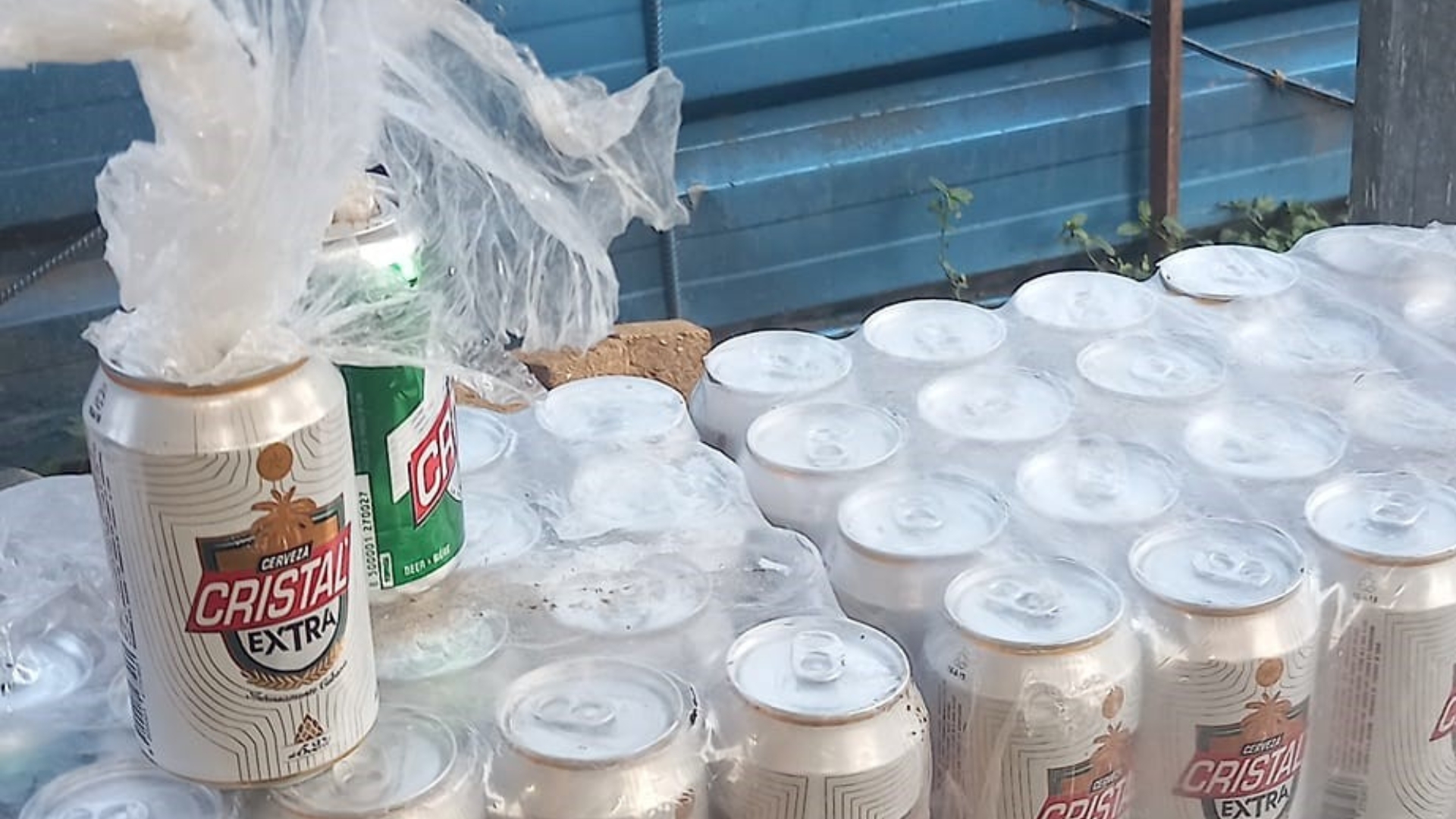 Denuncian estafa en Cuba: venta de latas de cervezas rellenas con arena y nylon