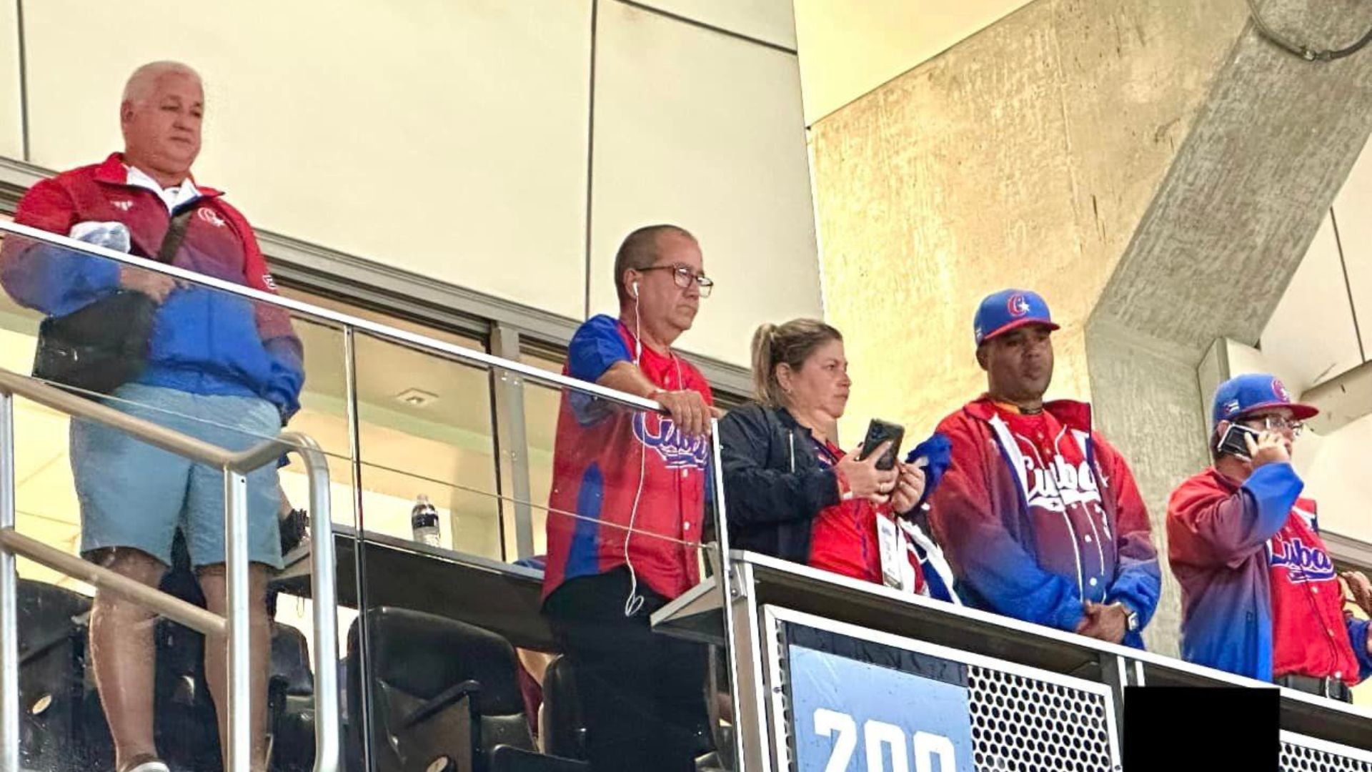 Denuncian presencia de funcionarios castristas en palco VIP de estadio de los Marlins en Miami