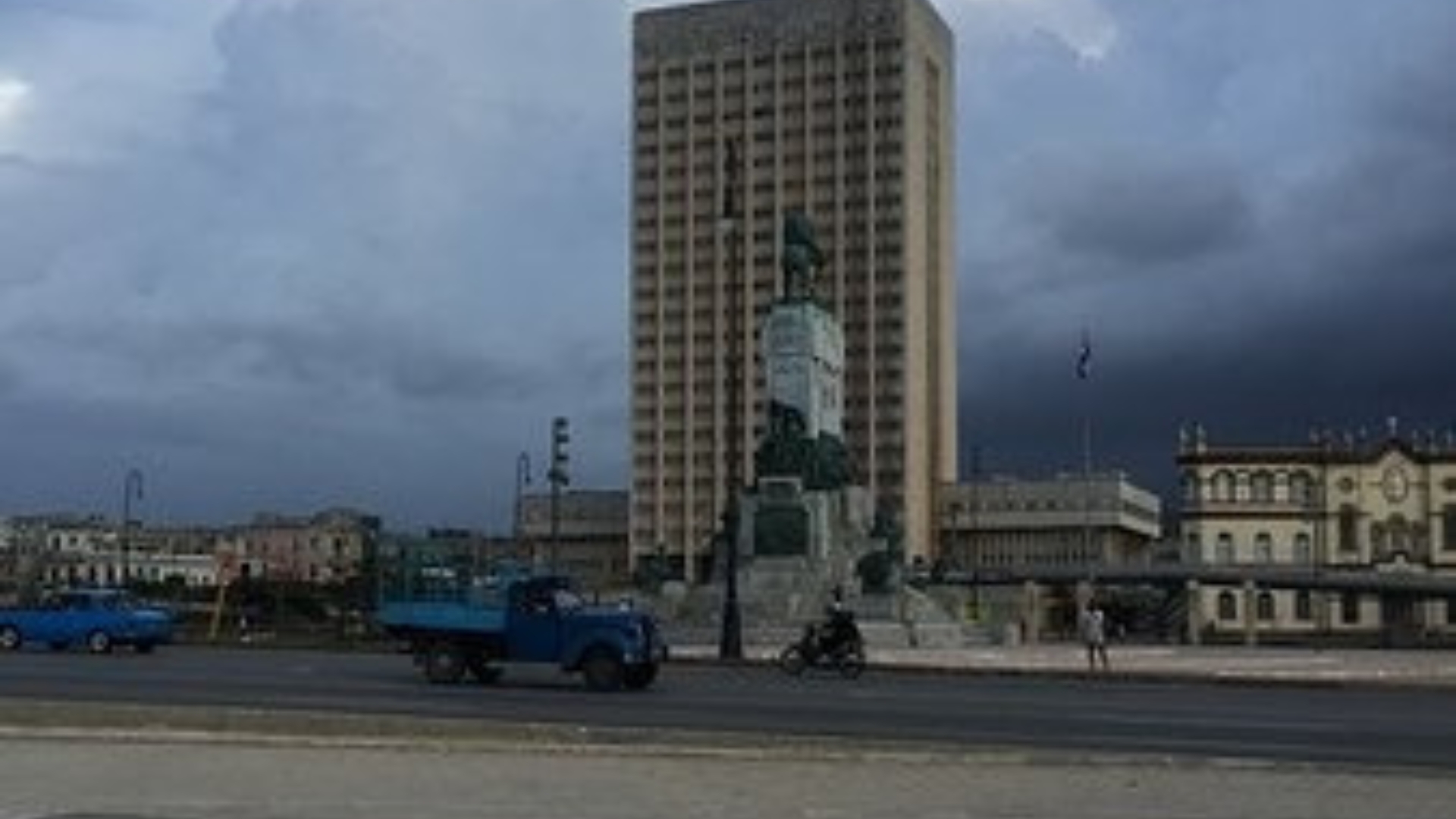Denuncian putrefacción al lado de hospital "Hermanos Ameijeiras" 