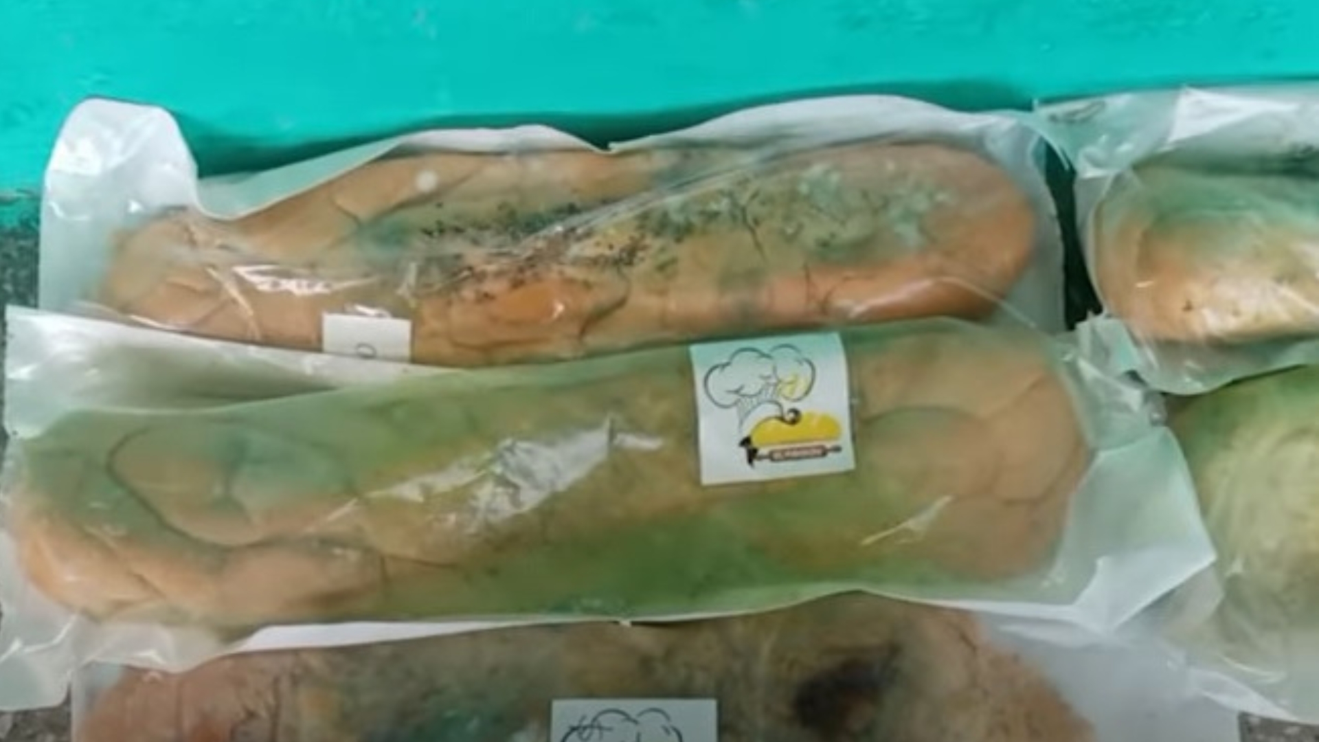 Denuncian que régimen cubano vende pan con moho a 70 pesos