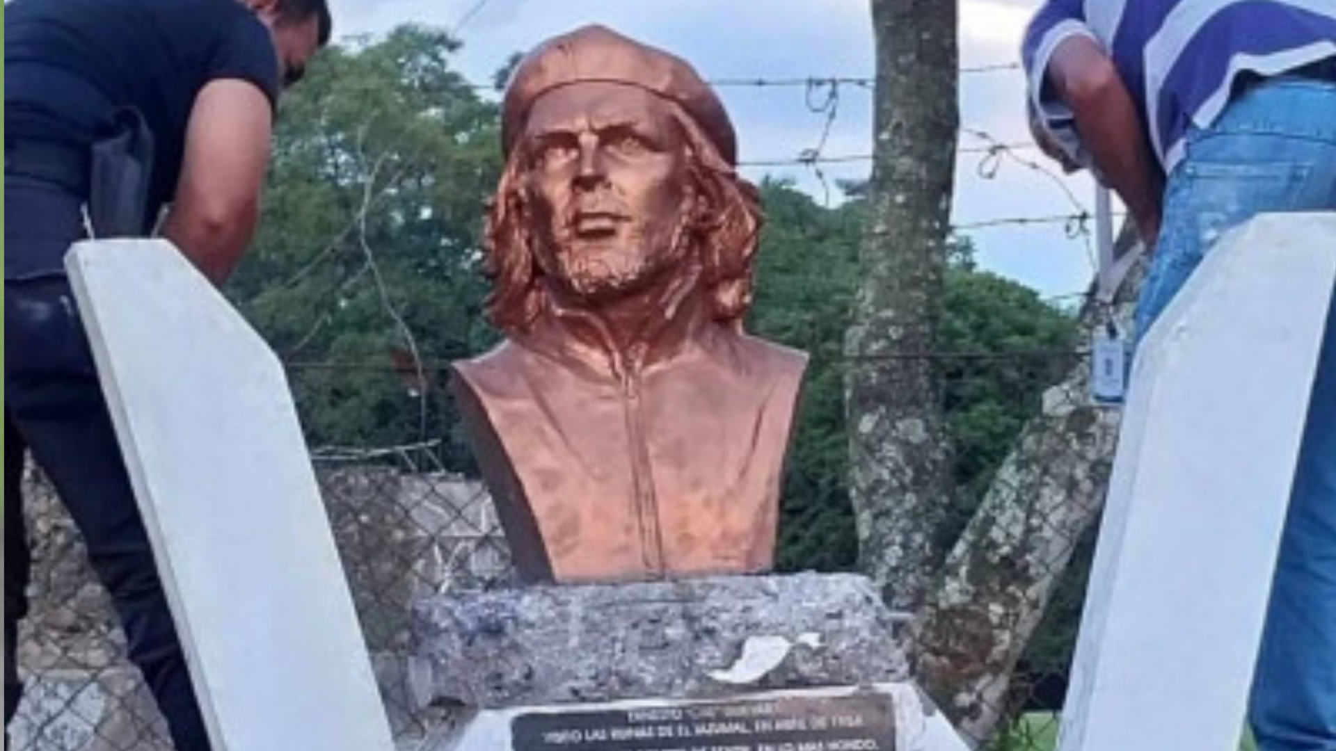 Derriban busto del Che Guevara en El Salvador