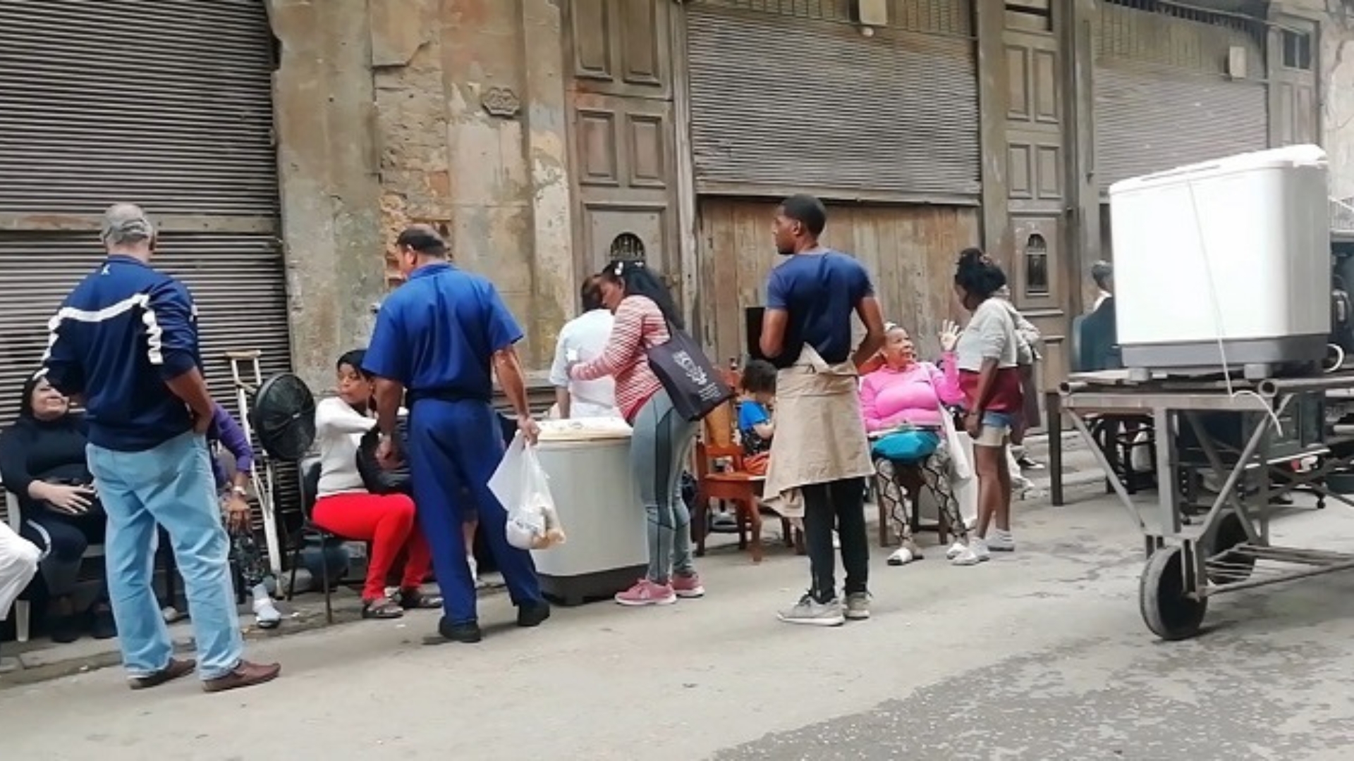 Desalojan a familias en medio de fiestas navideñas por "posible derrumbe"