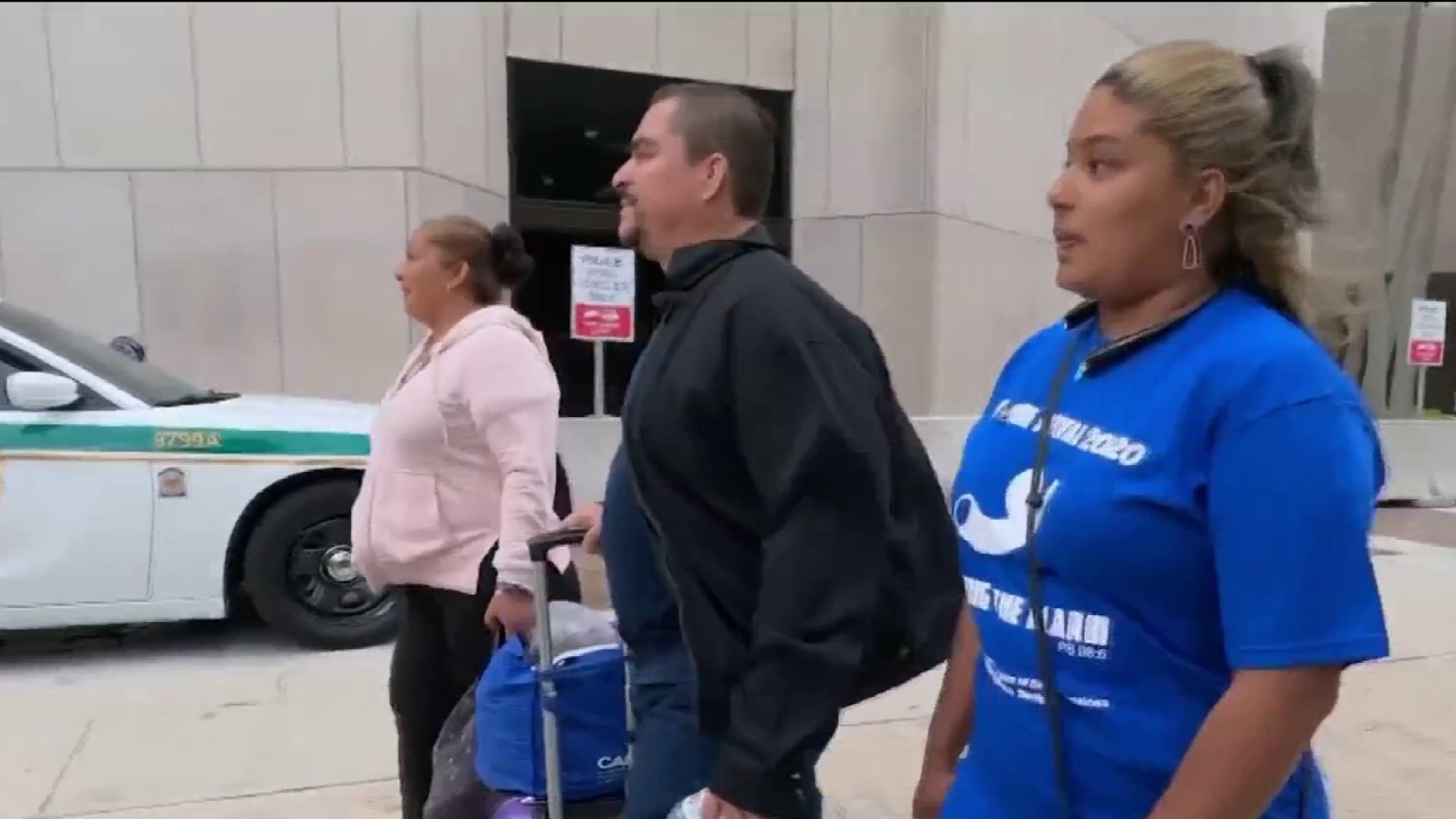 Desamparado comparte lo poco que tiene con familia inmigrante que vive en calles de Miami