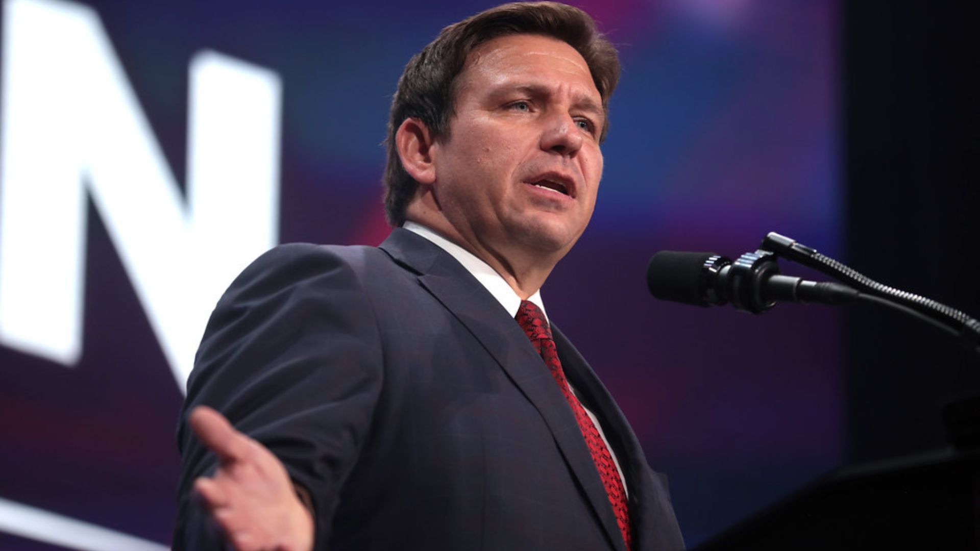 DeSantis firma ley que impide a ciudadanos de Cuba y otros adversarios de EEUU comprar terrenos en Florida