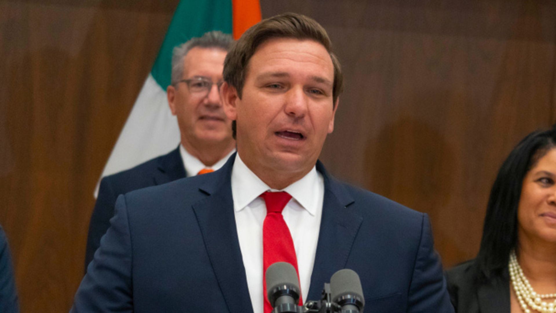 DeSantis firma ley que permite porte de armas sin permiso en Florida