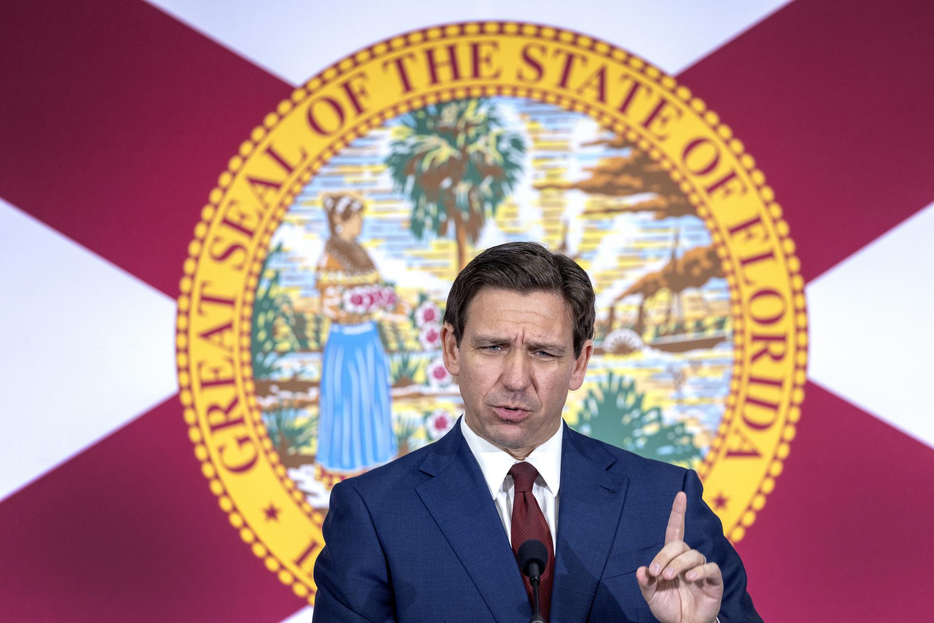DeSantis firma proyecto de ley que elimina estudios de diversidad racial en las universidades