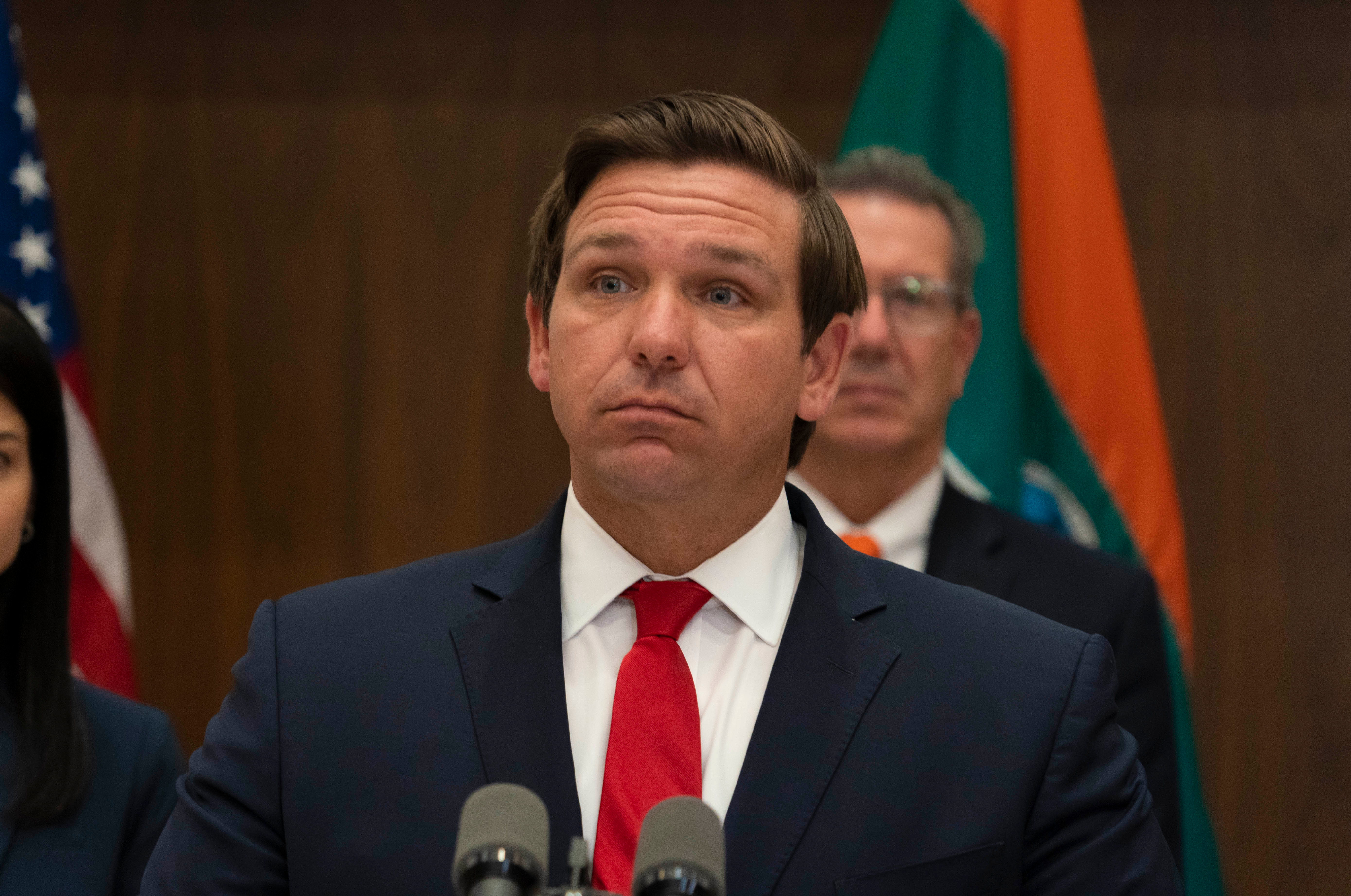 DeSantis firma una ley que amplía la pena de muerte a los violadores de menores
