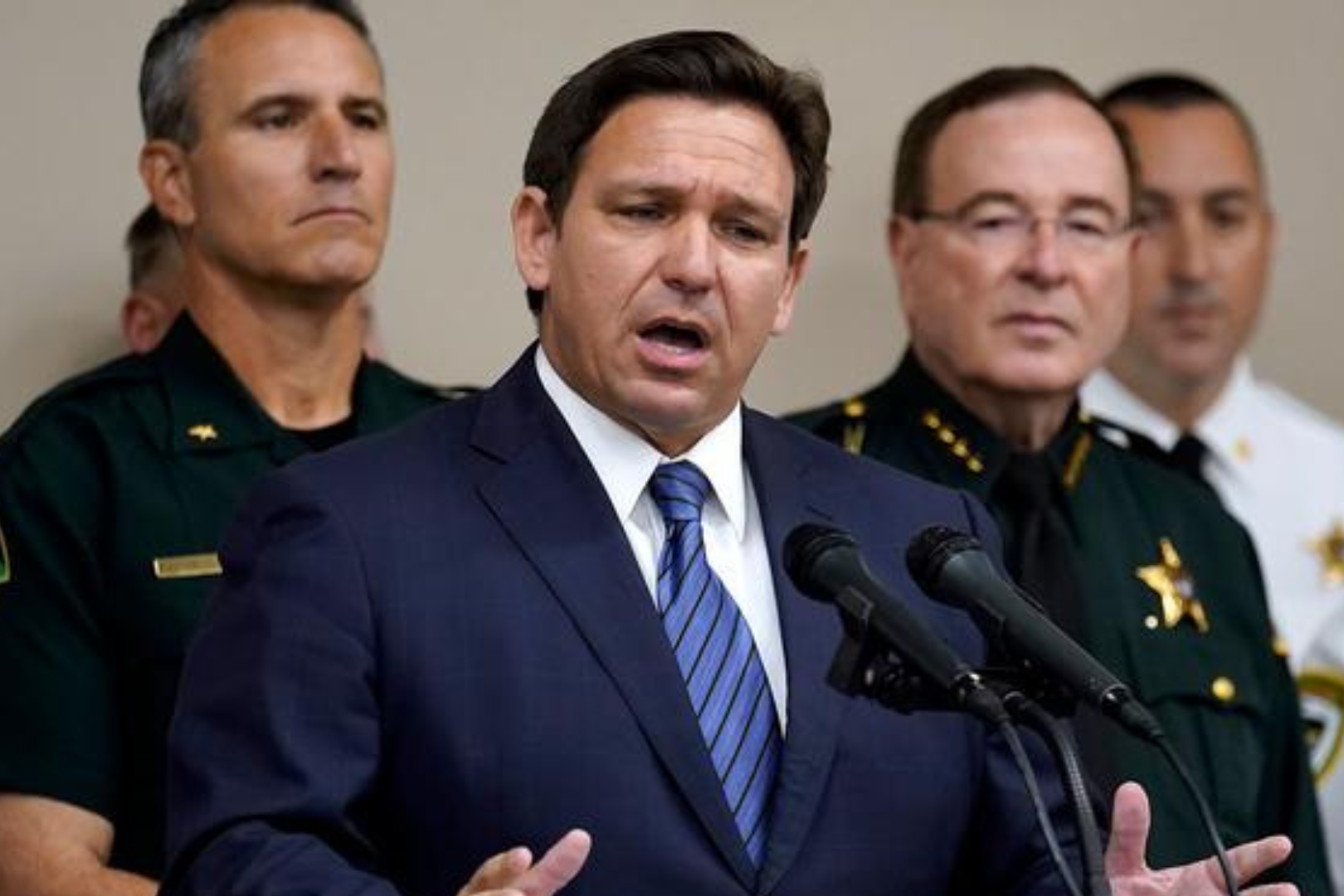 DeSantis se posiciona: dice que no atenderá petición de extraditar a Trump