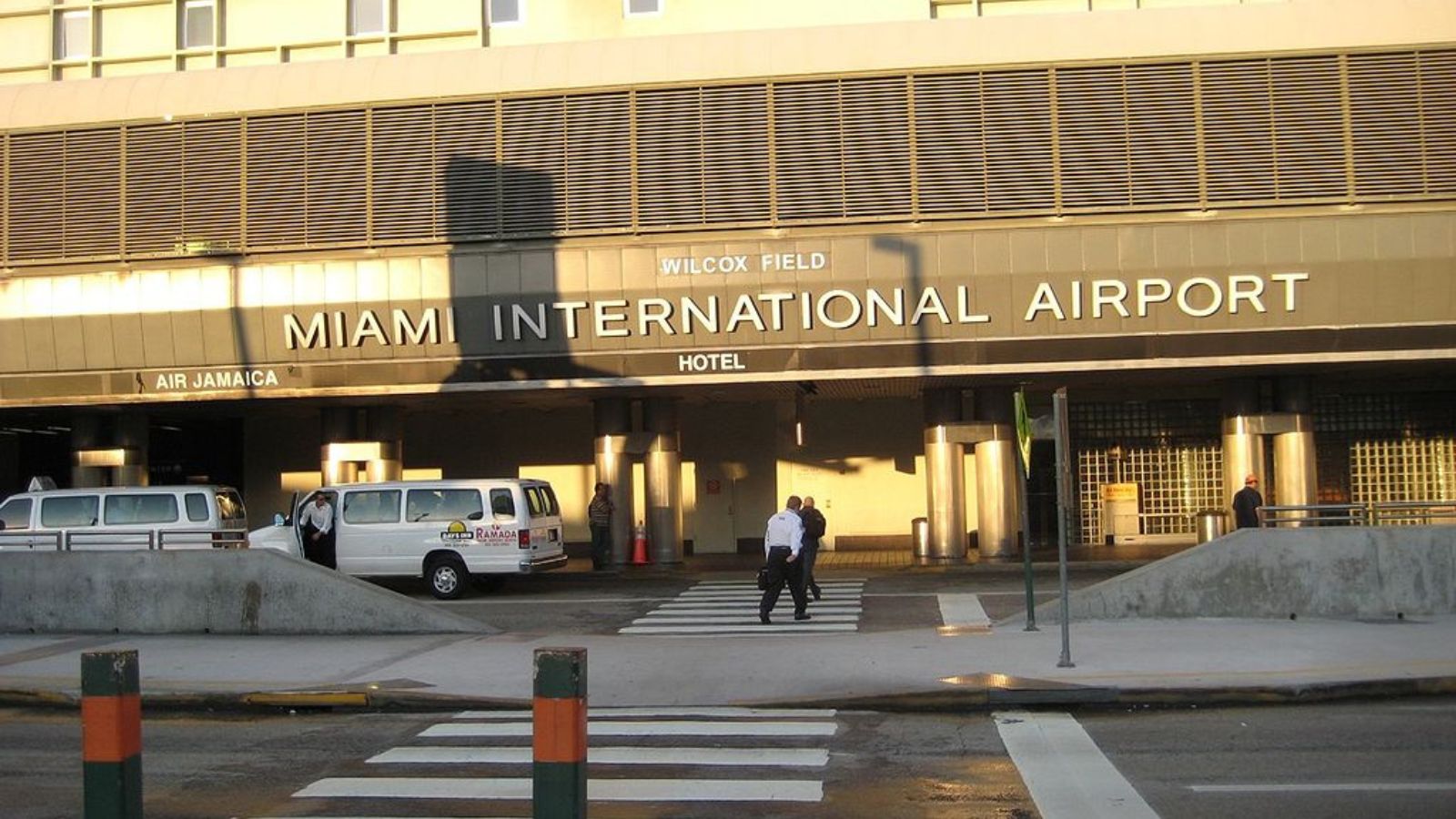 Detienen a 2 asistentes de vuelo en aeropuerto de Miami por presunto tráfico de drogas