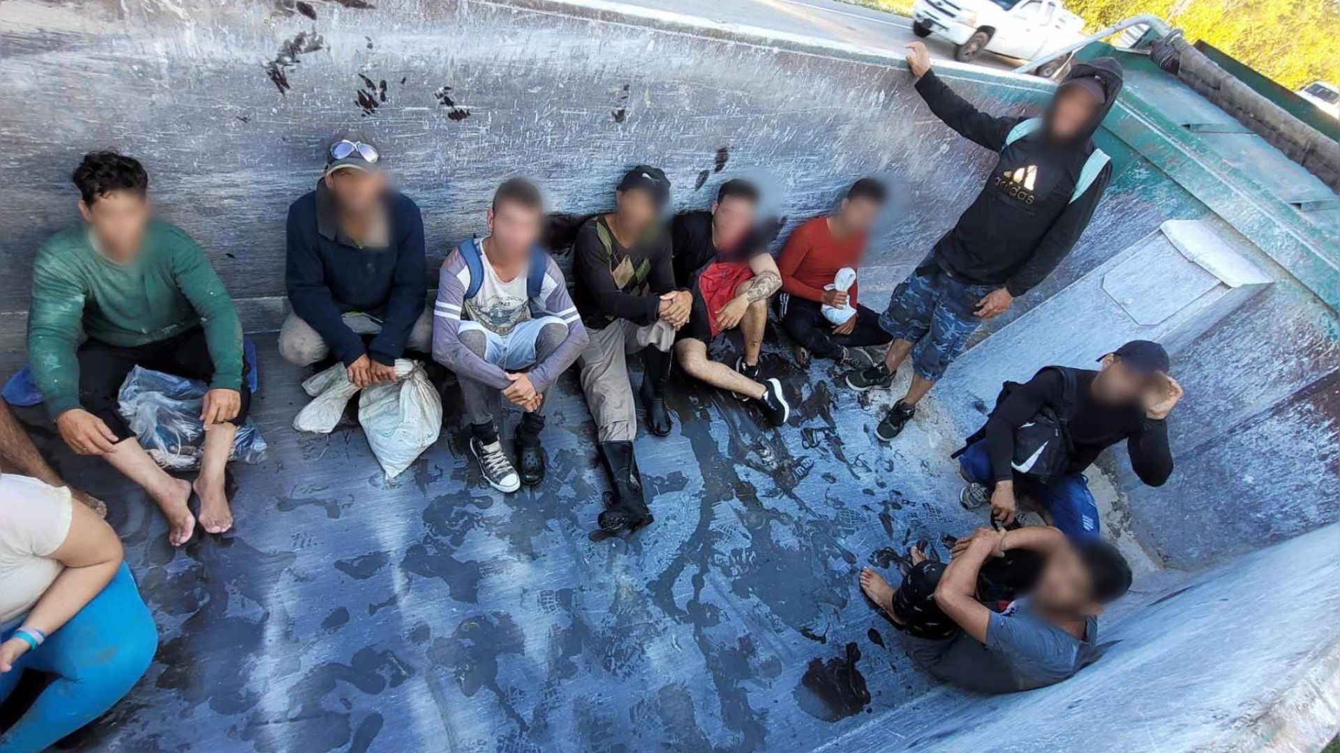 Detienen a 32 cubanos varados y a otros 11 descubiertos en un camión en Florida