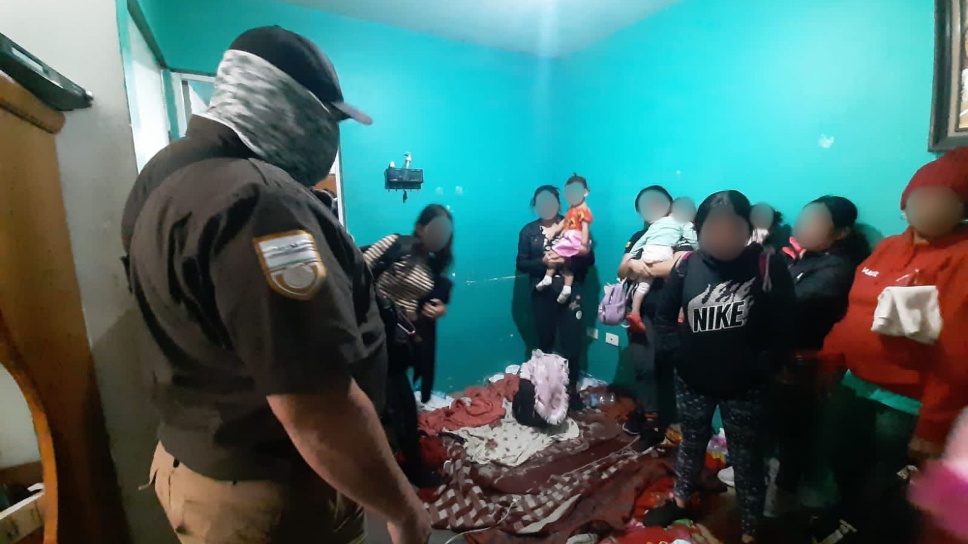 Detienen a 8 migrantes cubanos en México