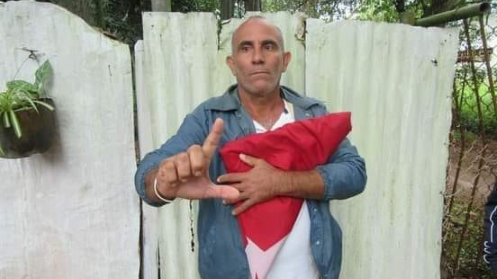 Detienen a activista del MONR y lo amenazan con prisión