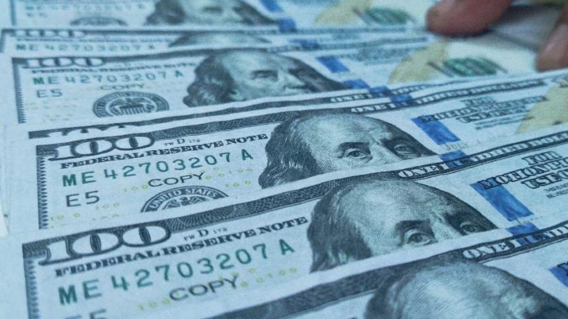 Detienen a matrimonio cubano por estafar con billetes falsos de $100