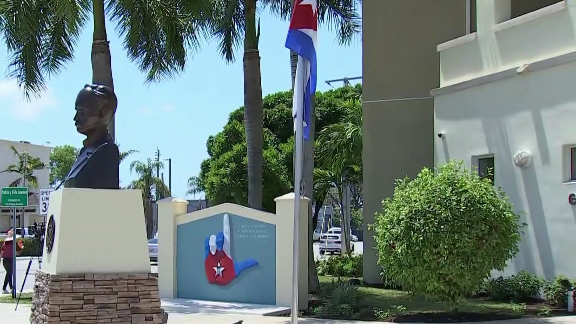 Develan monumento en homenaje al líder opositor cubano Oswaldo Payá en Hialeah