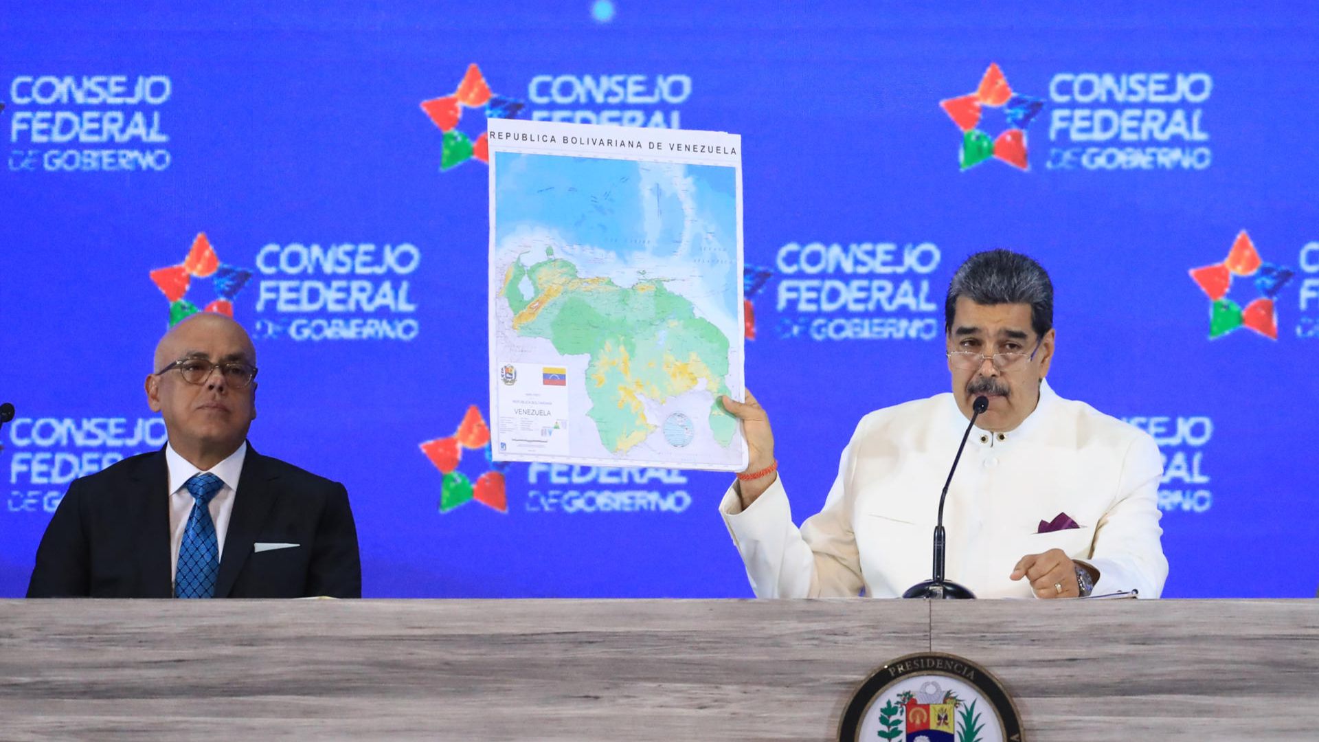 Dictador Nicolás Maduro ordena difundir el nuevo mapa de Venezuela que incluye al Esequibo 