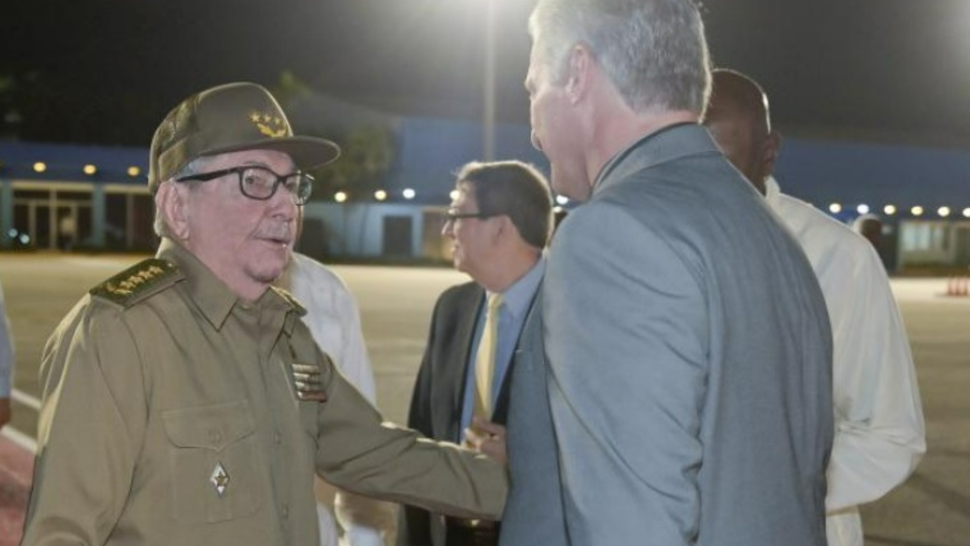 Dictador Raúl Castro da últimas órdenes a Díaz-Canel antes de gira por Europa