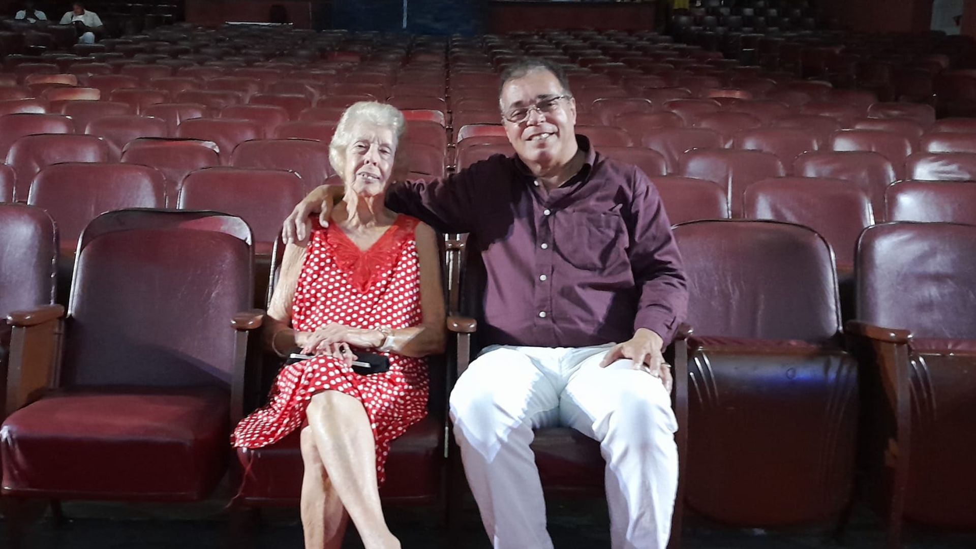 Director artístico lanza SOS por su madre: "En Cuba no hay antibióticos para tratarla"