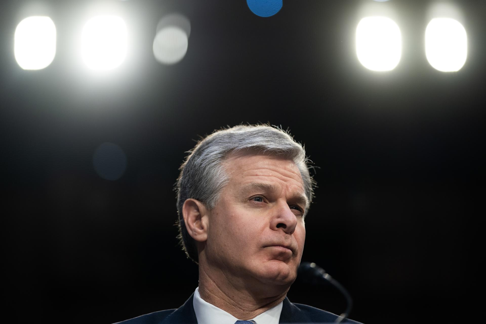Director del FBI se niega a presentar memorando con acusaciones contra Biden, y se enfrenta a posible desacato