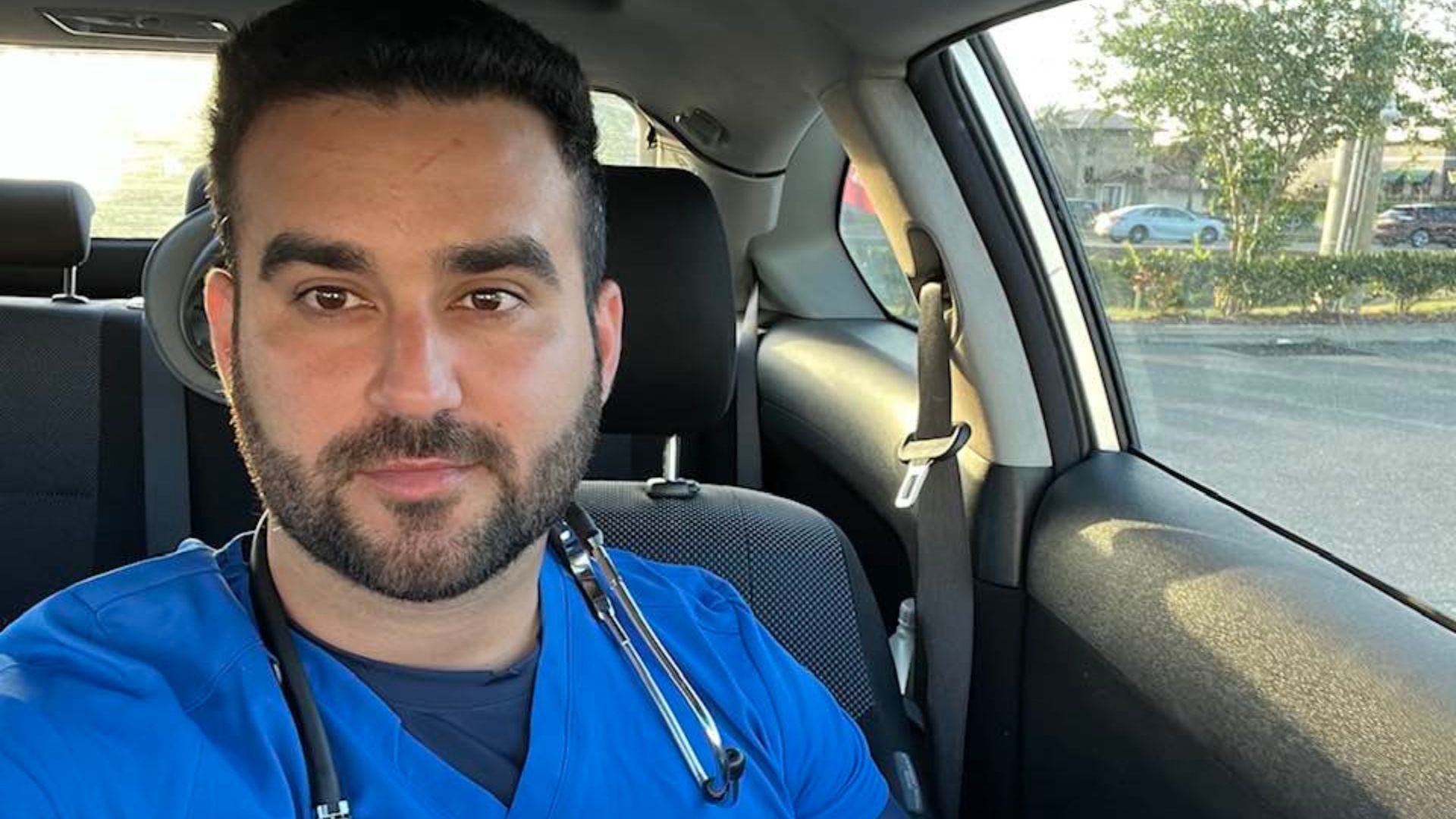 Doctor exiliado Manuel Guerra obtiene licencia de asistente de médico en EEUU