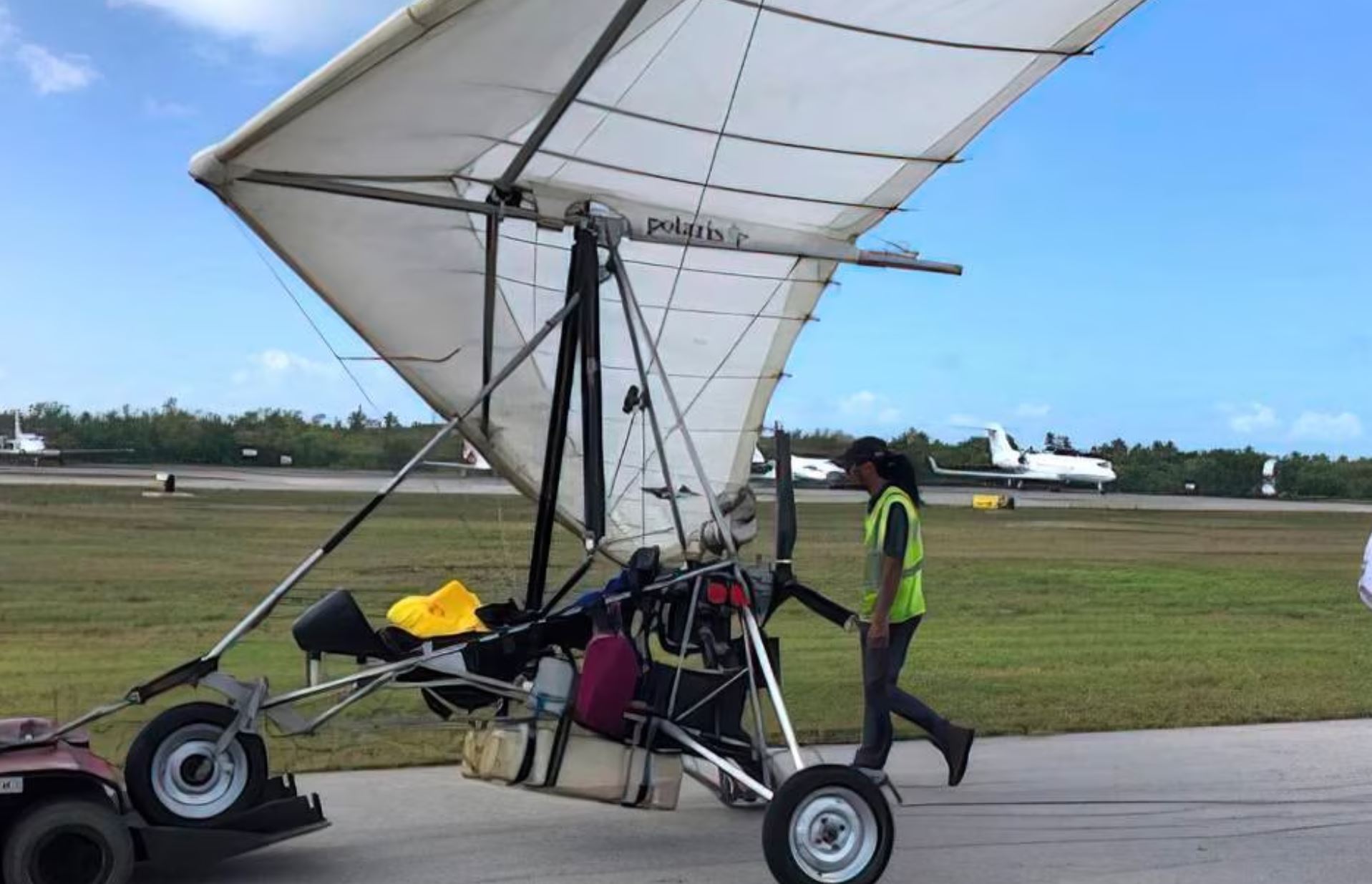 EE.UU. libera a pilotos cubanos que llegaron en ala delta