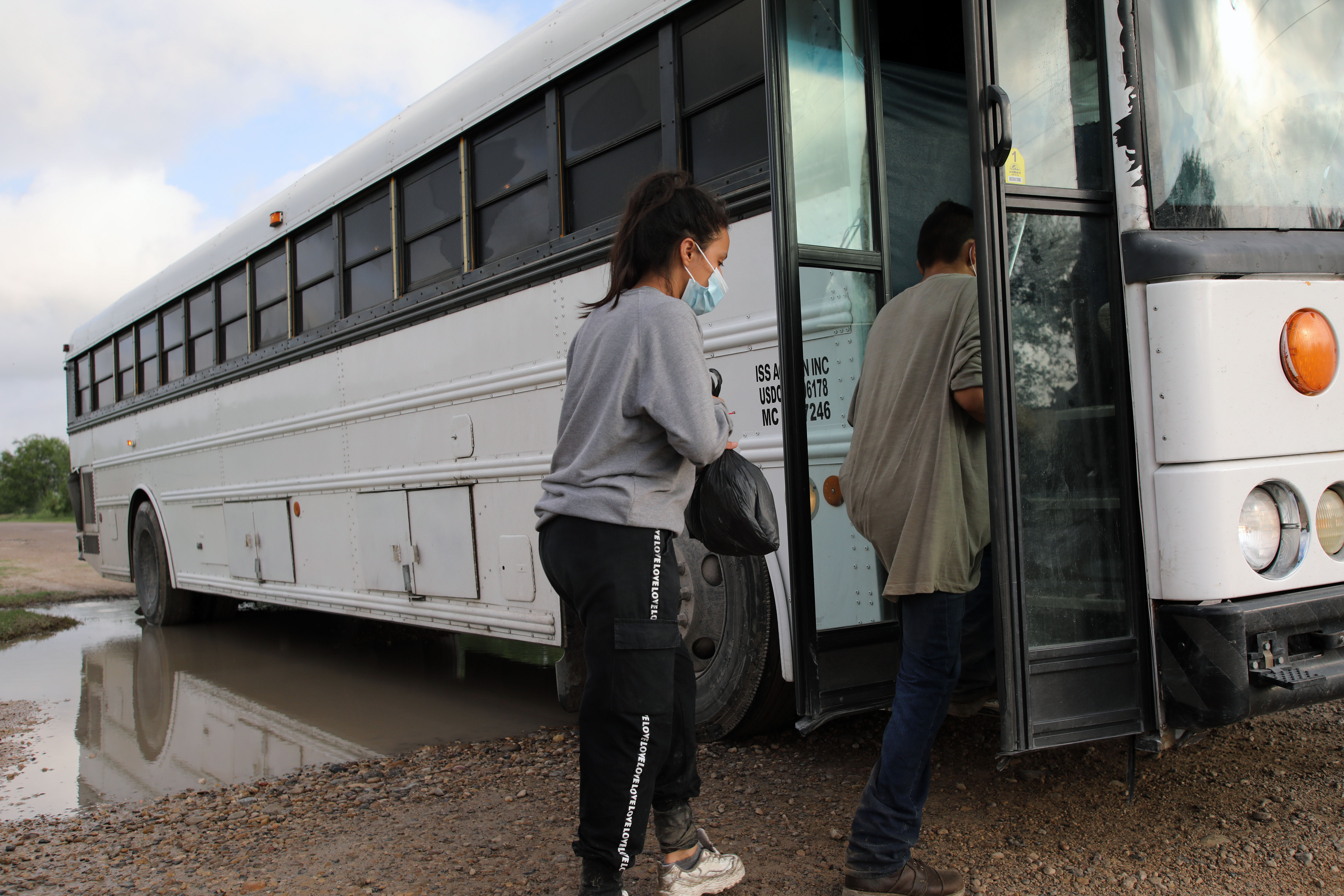 EEUU: dejan migrantes frente a la casa de Kamala Harris en víspera de Navidad pese a bajas temperaturas