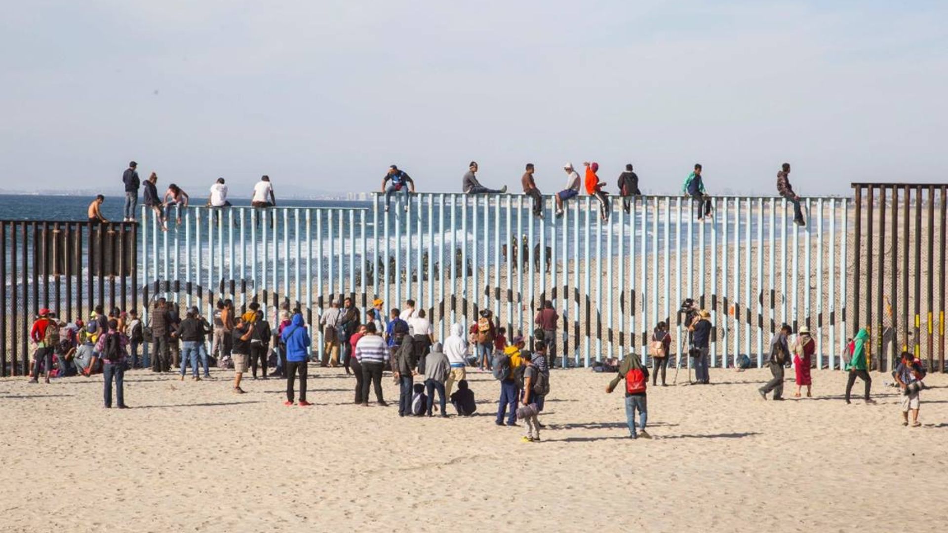 EEUU registra récord de migrantes que cruzan la frontera sur: ¡más de 2,4 millones en 2022!