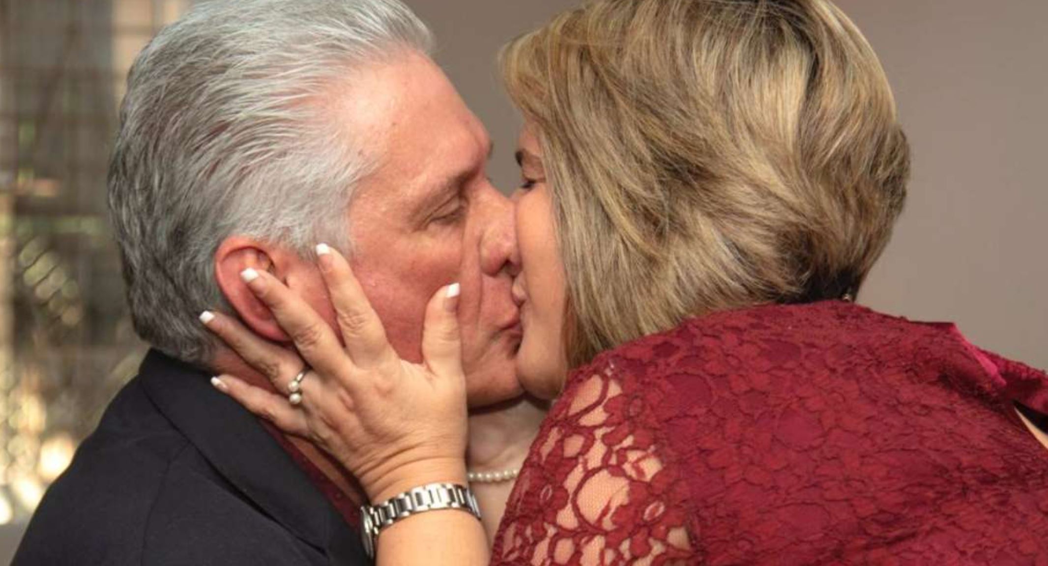 El beso apretujado de Díaz-Canel y Lis Cuesta explota las redes sociales