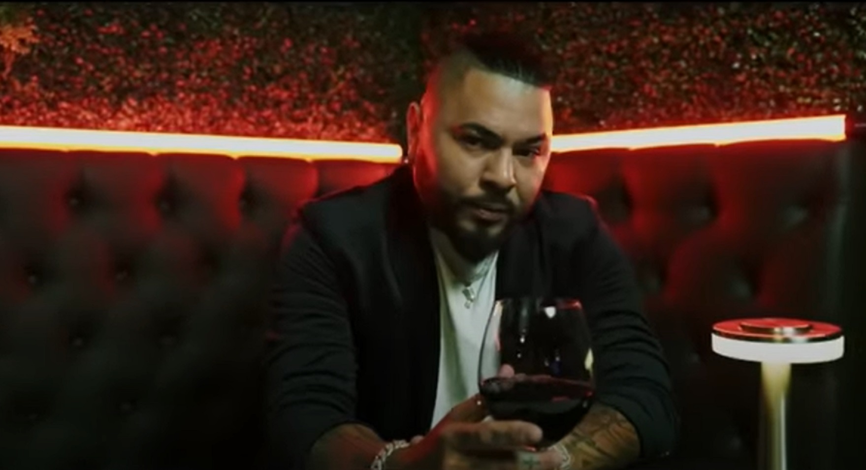 El Chacal y Baby Lores celebran nuevo éxito con el tema “Quién es ese”
