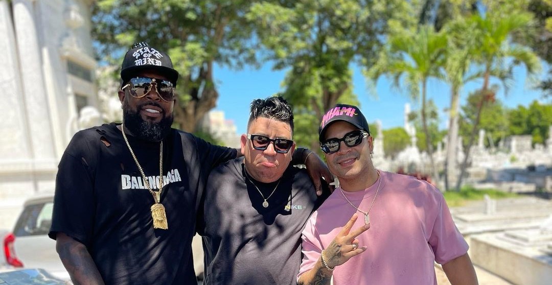 El Micha y Yomil visitan la tumba de El Dany