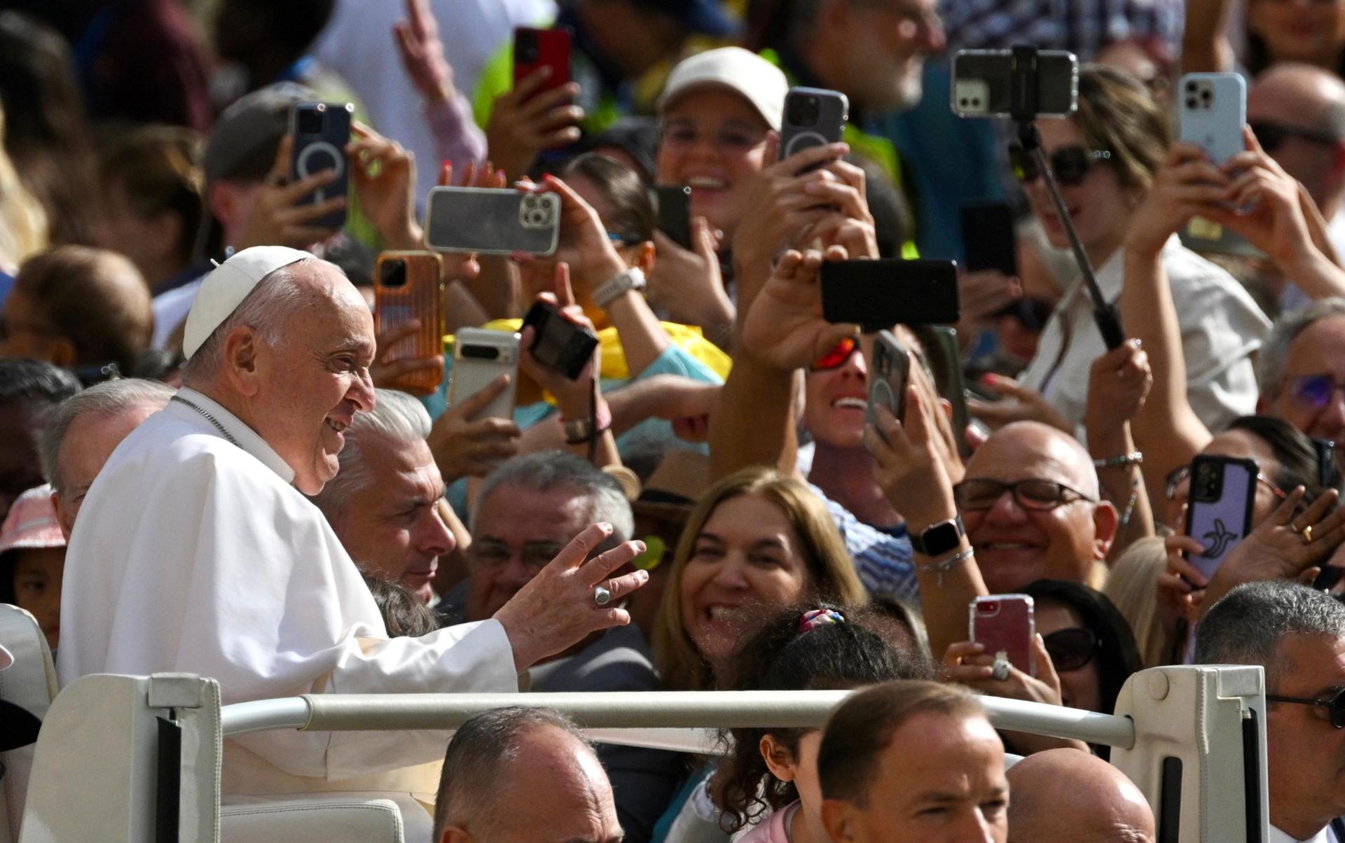 El Papa se disculpa por decir que hay "mucha mariconería" en los seminarios