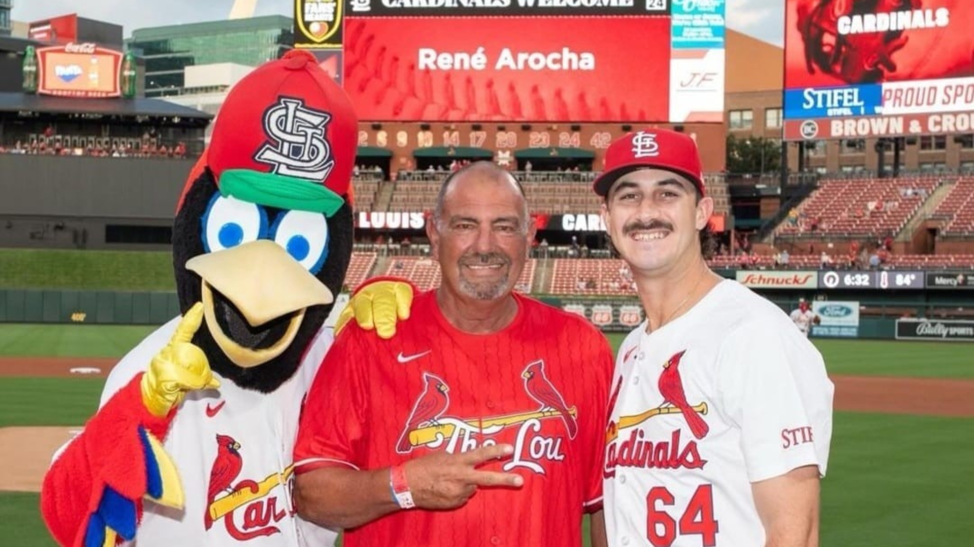 Emotivo regreso de René Arocha al box de los Cardenales de San Luis