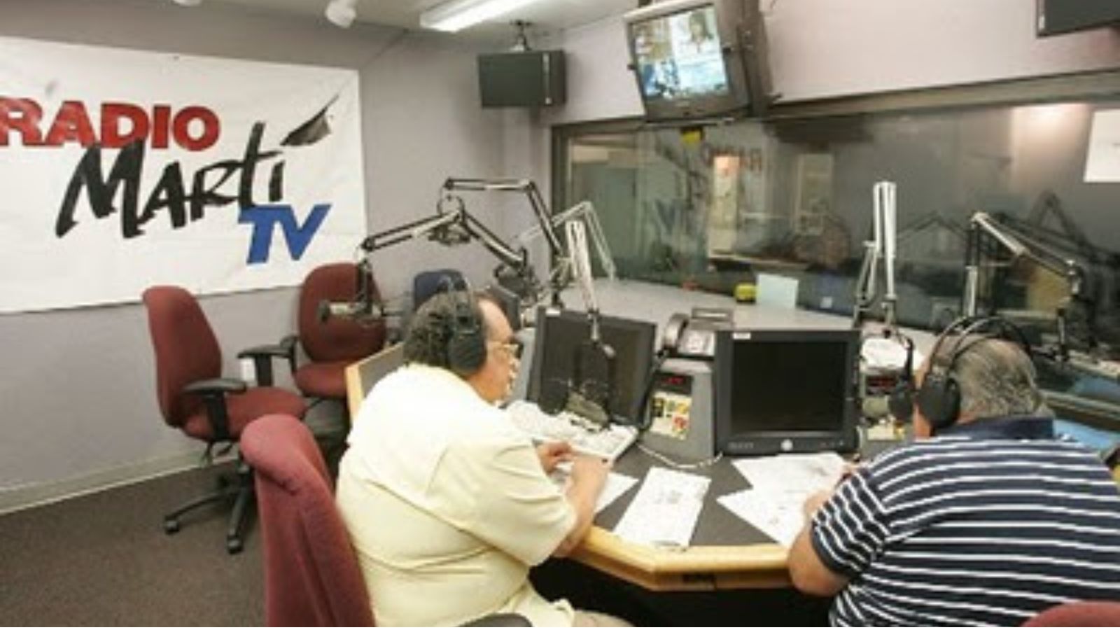 Empleados de Radio y Televisión Martí reciben comunicación de licencia administrativa