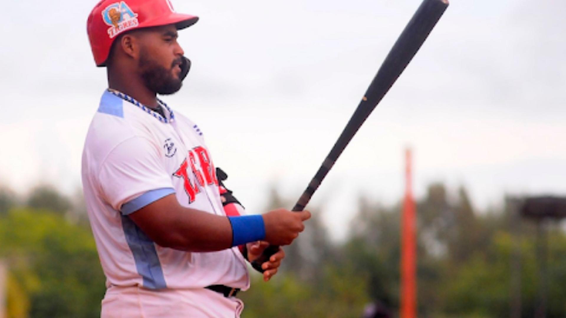 En su tercer intento joven pelotero cubano logra escapar de la isla