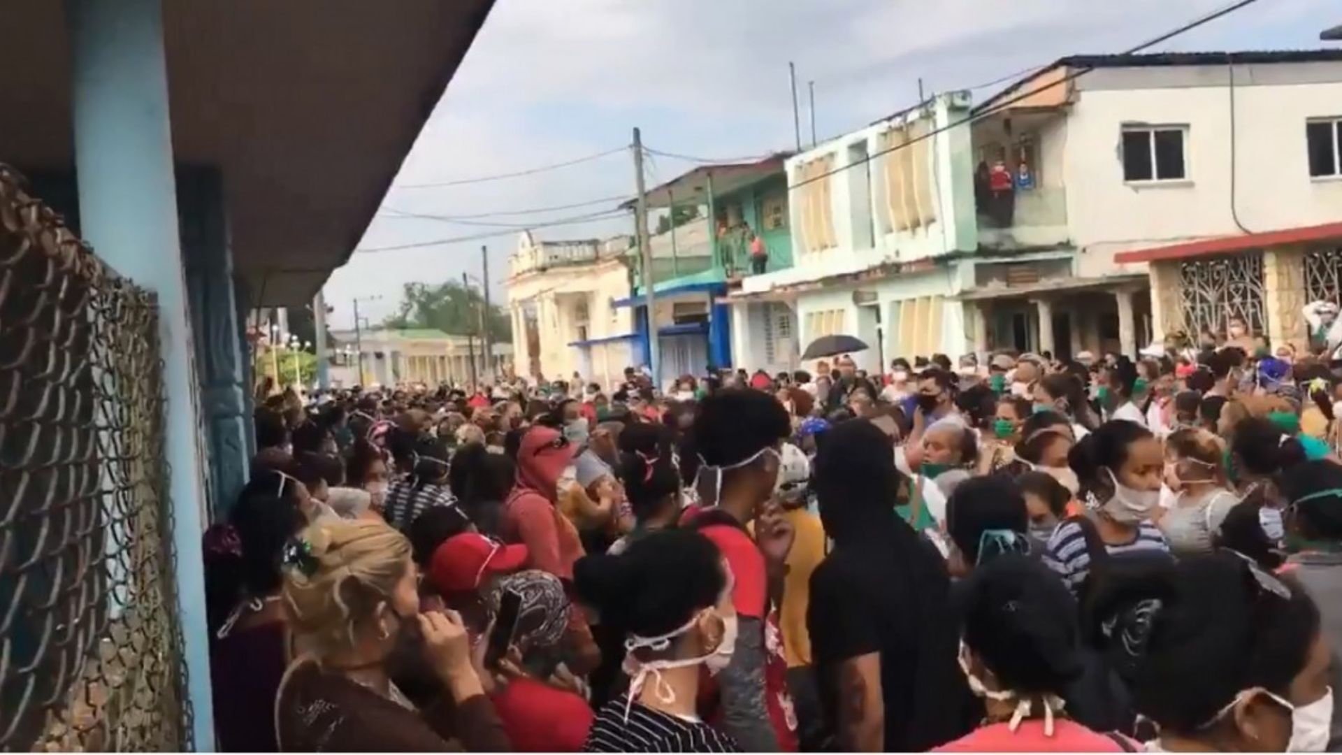 Enfermera cubana hace cola de más de una semana para comprar pollo 