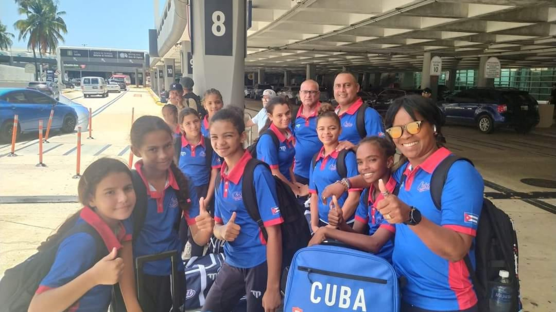 Entrenadora cubana de softbol aprovecha escala en Miami y escapa