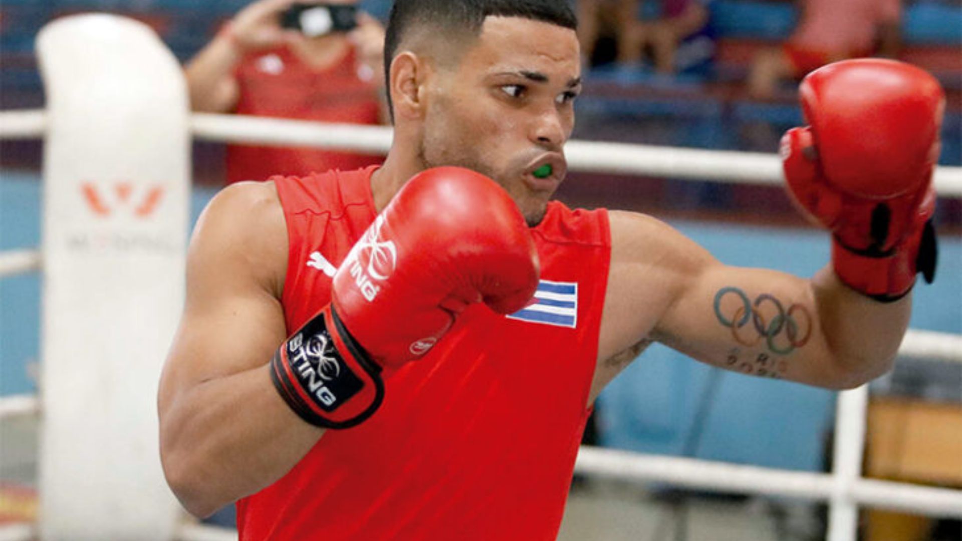 Erislandy Álvarez se queda con los guantes puestos