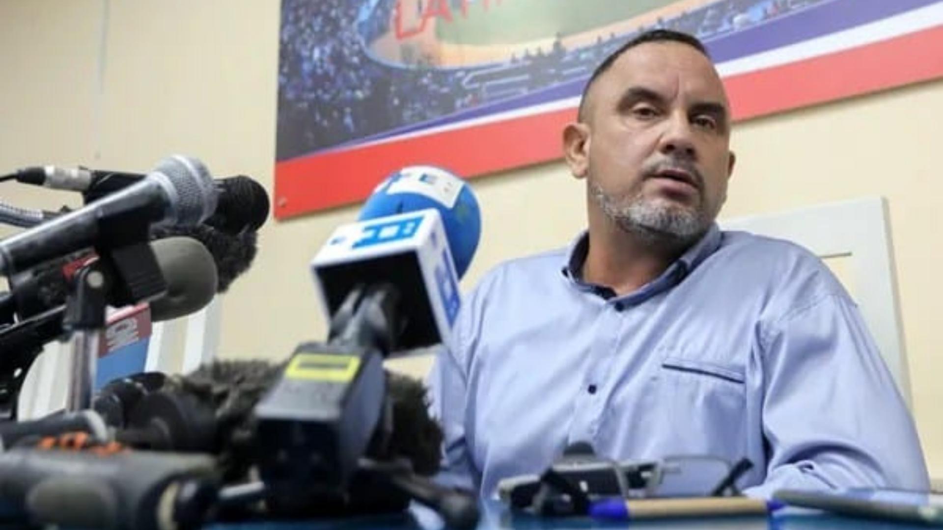 Escándalo: excluyen a periodistas oficialistas de conferencia de prensa por críticas a dirigente de béisbol