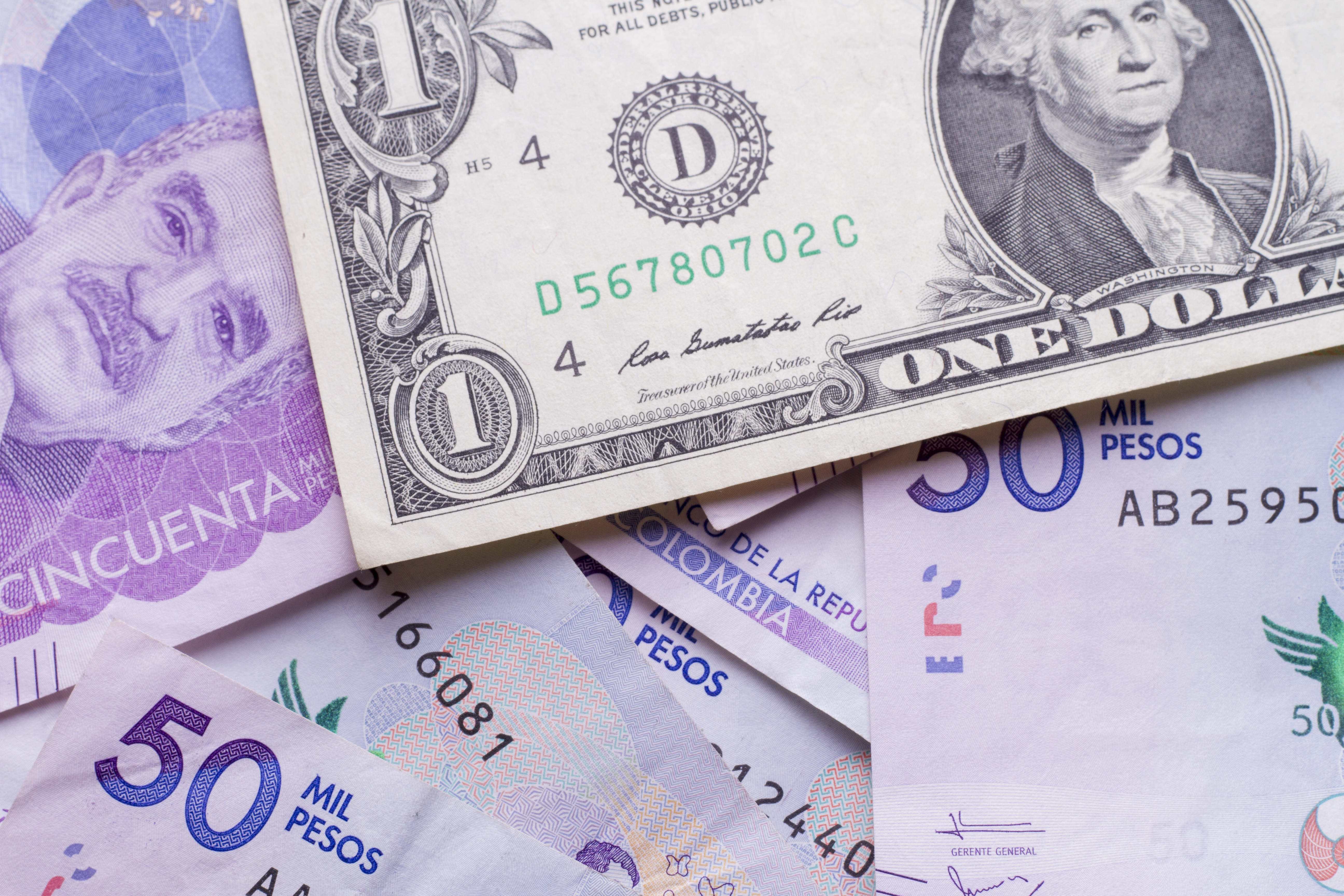 Escándalo político en Colombia impulsa un repunte récord de su moneda