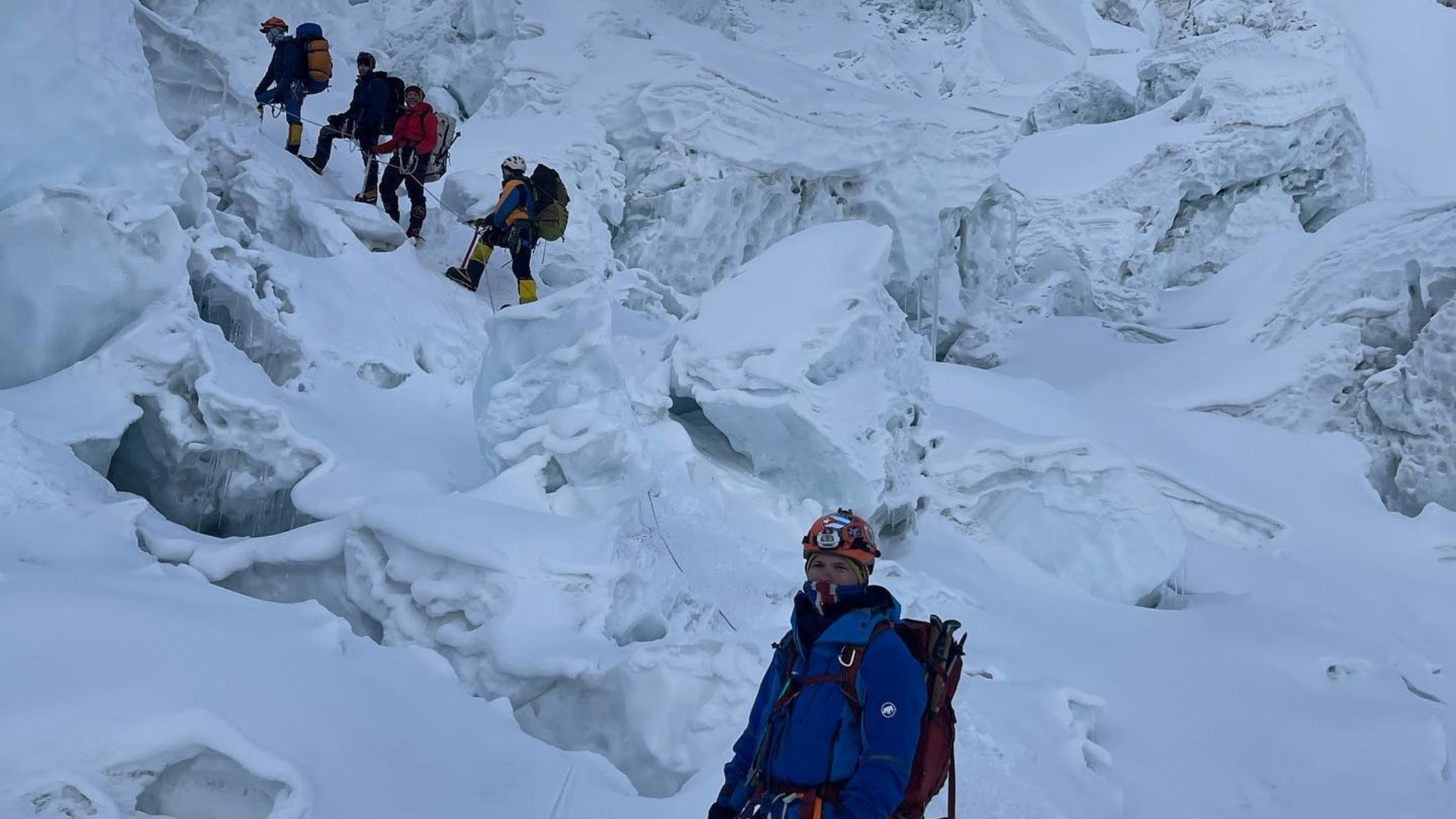 Escalador cubano Yandy Núñez cruzó la peligrosa cascada de hielo de Khumbu