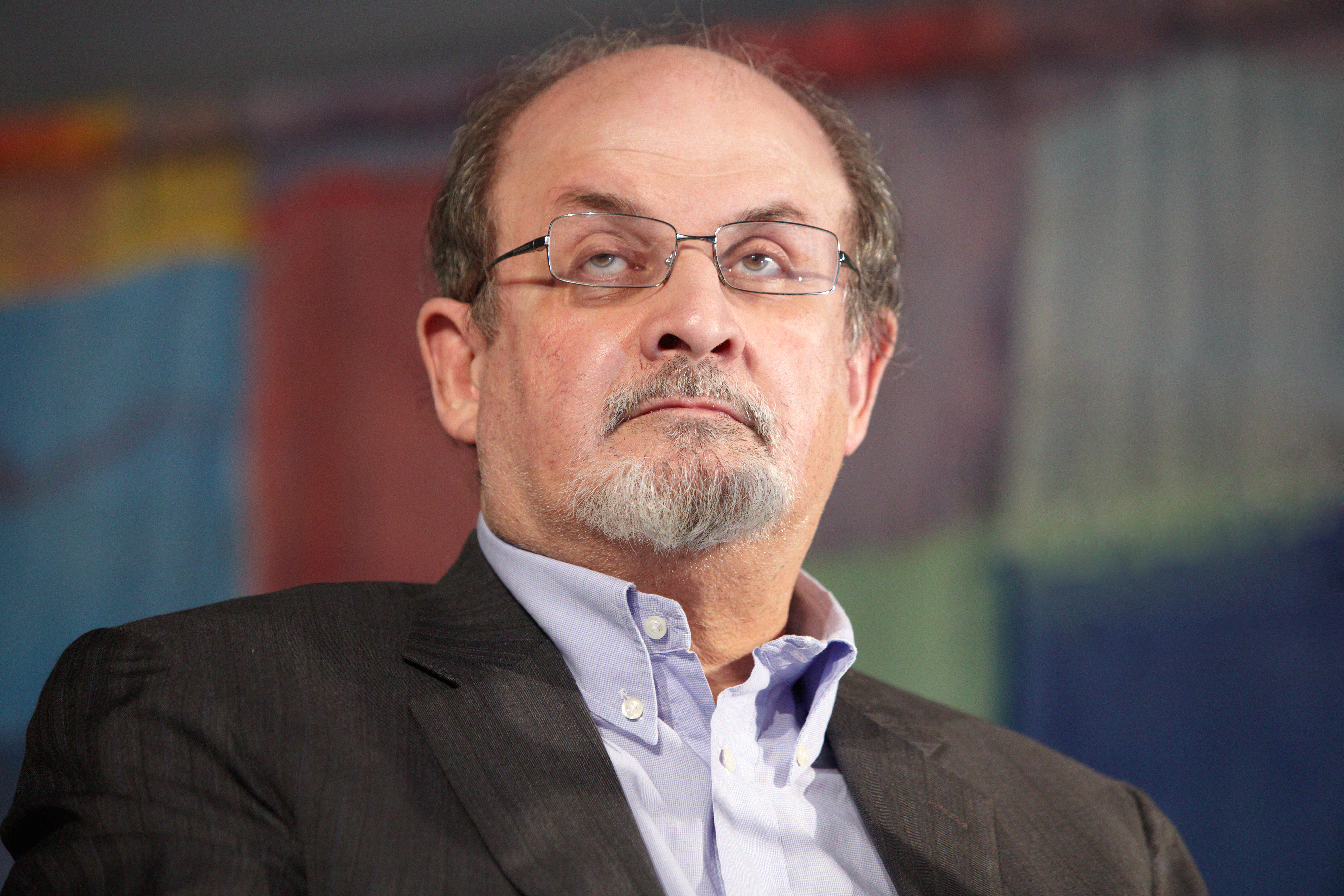 Escritor Salman Rushdie quedó con daños permanentes graves tras ser apuñalado en agosto