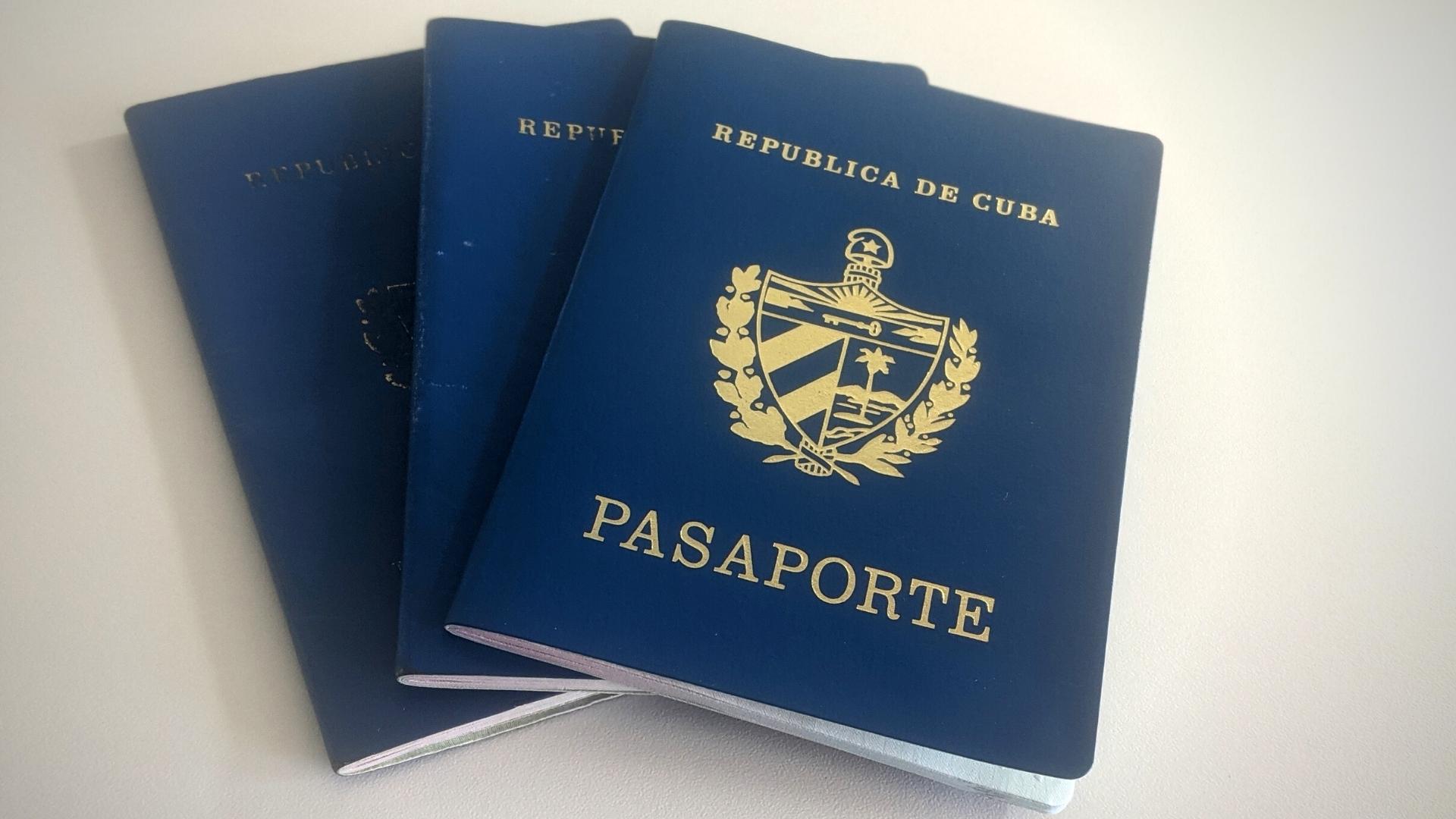 “Están asfixiados”: cubanos reaccionan a cambios en pasaporte anunciados por el régimen